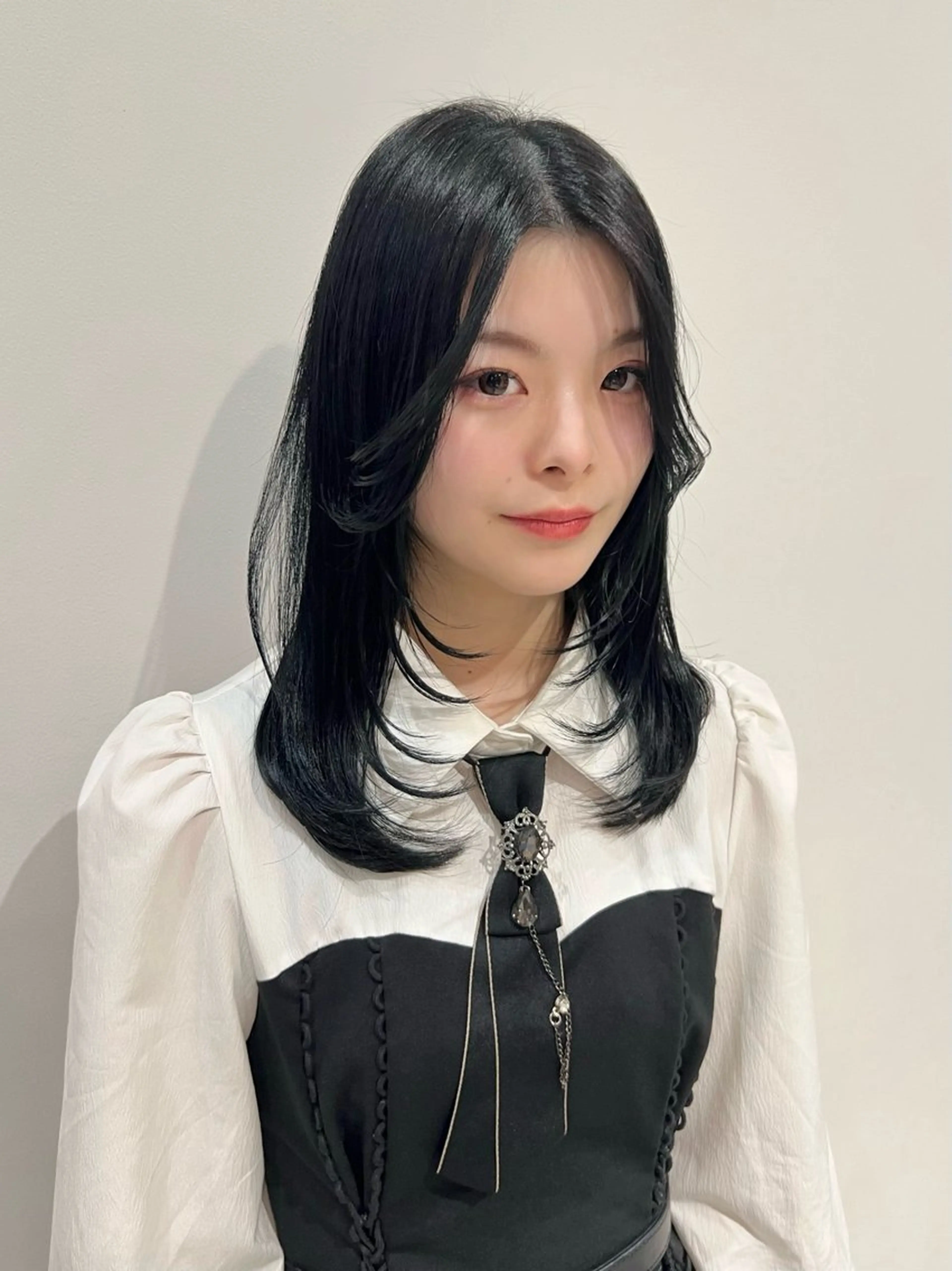 ミディアム カラー 黒髪 ブルーカラー ブルーブラック 顔まわりレイヤー レイヤーカット フラム所属・WATANABE MISAKIのヘアスタイル