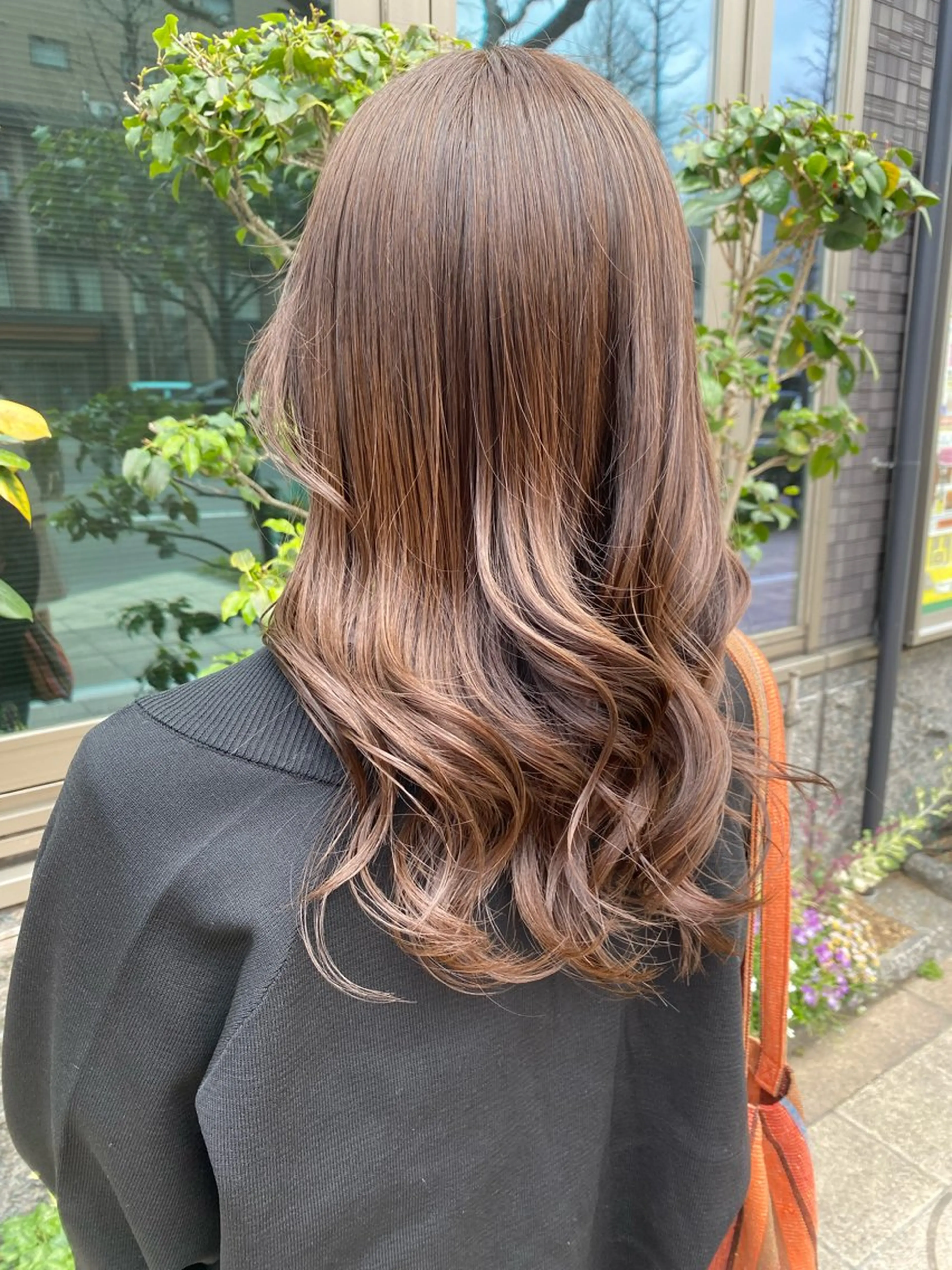 セミロング アッシュ 伊藤 優花のヘアスタイル