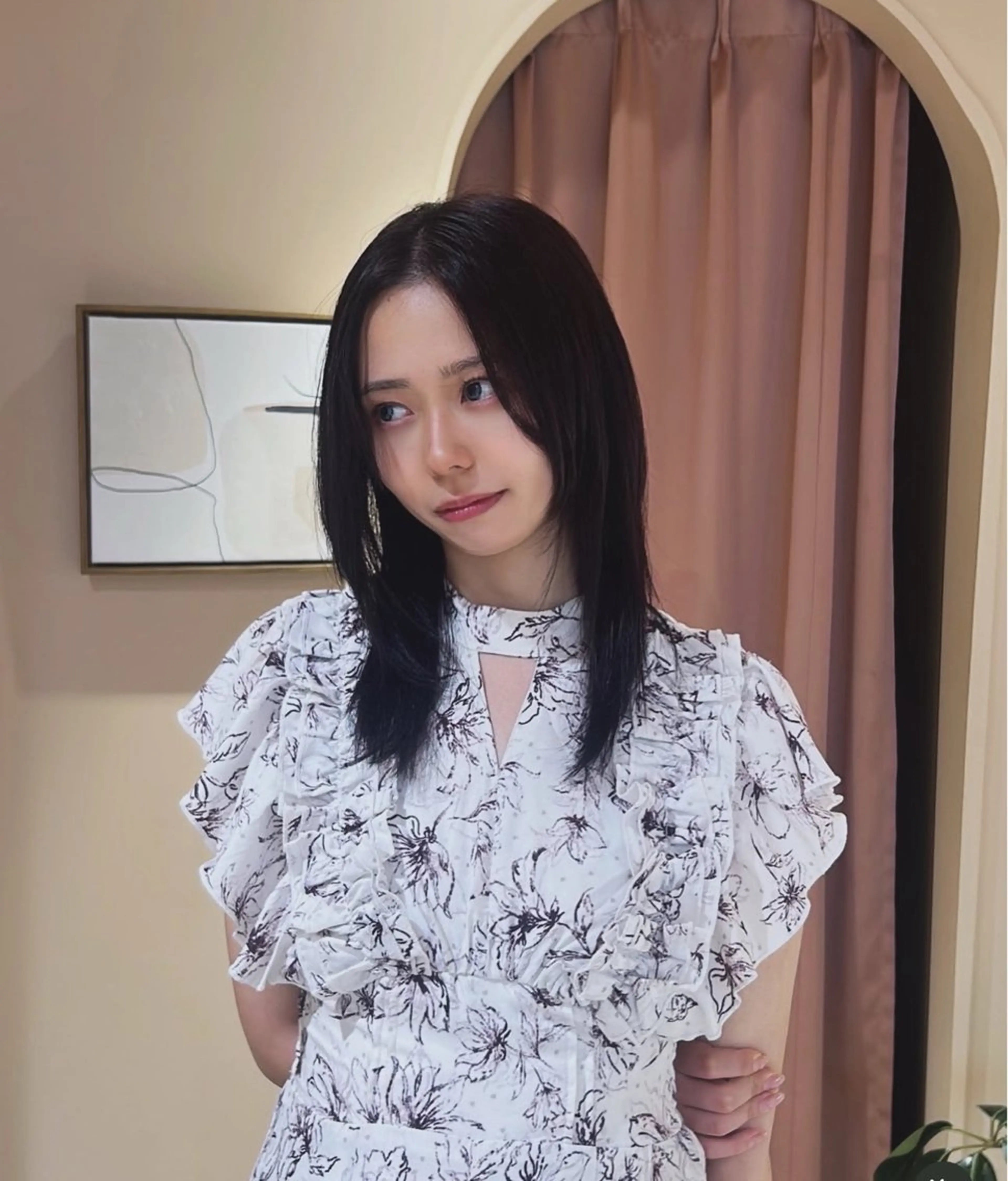 ミディアム 𝘬𝘢𝘳𝘪𝘯 . 𝘦𝘮𝘶のヘアスタイル