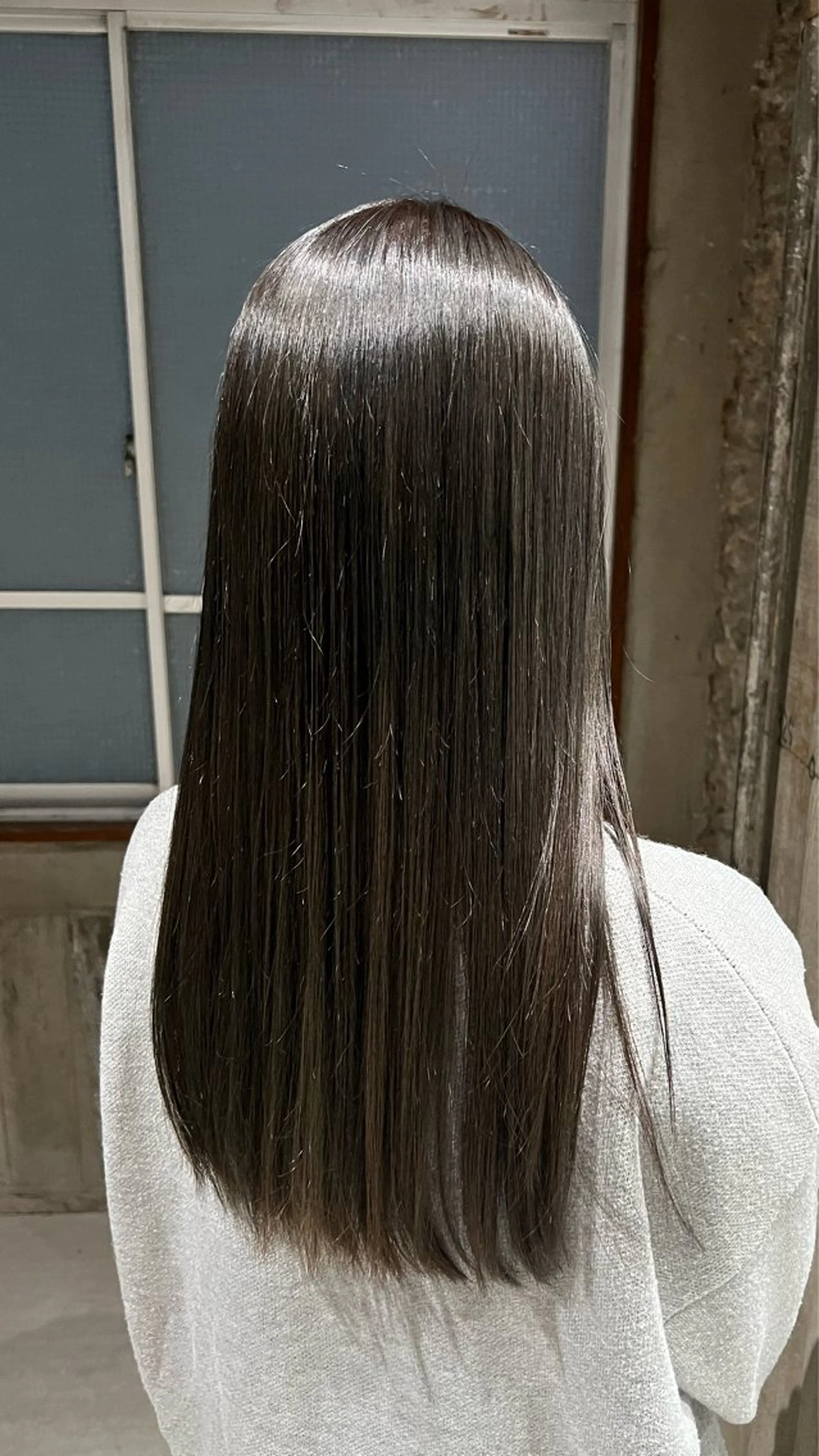 カラー ブリーチ グレージュ オリーブグレージュ オリーブグレー 夏見 柚羽のヘアスタイル