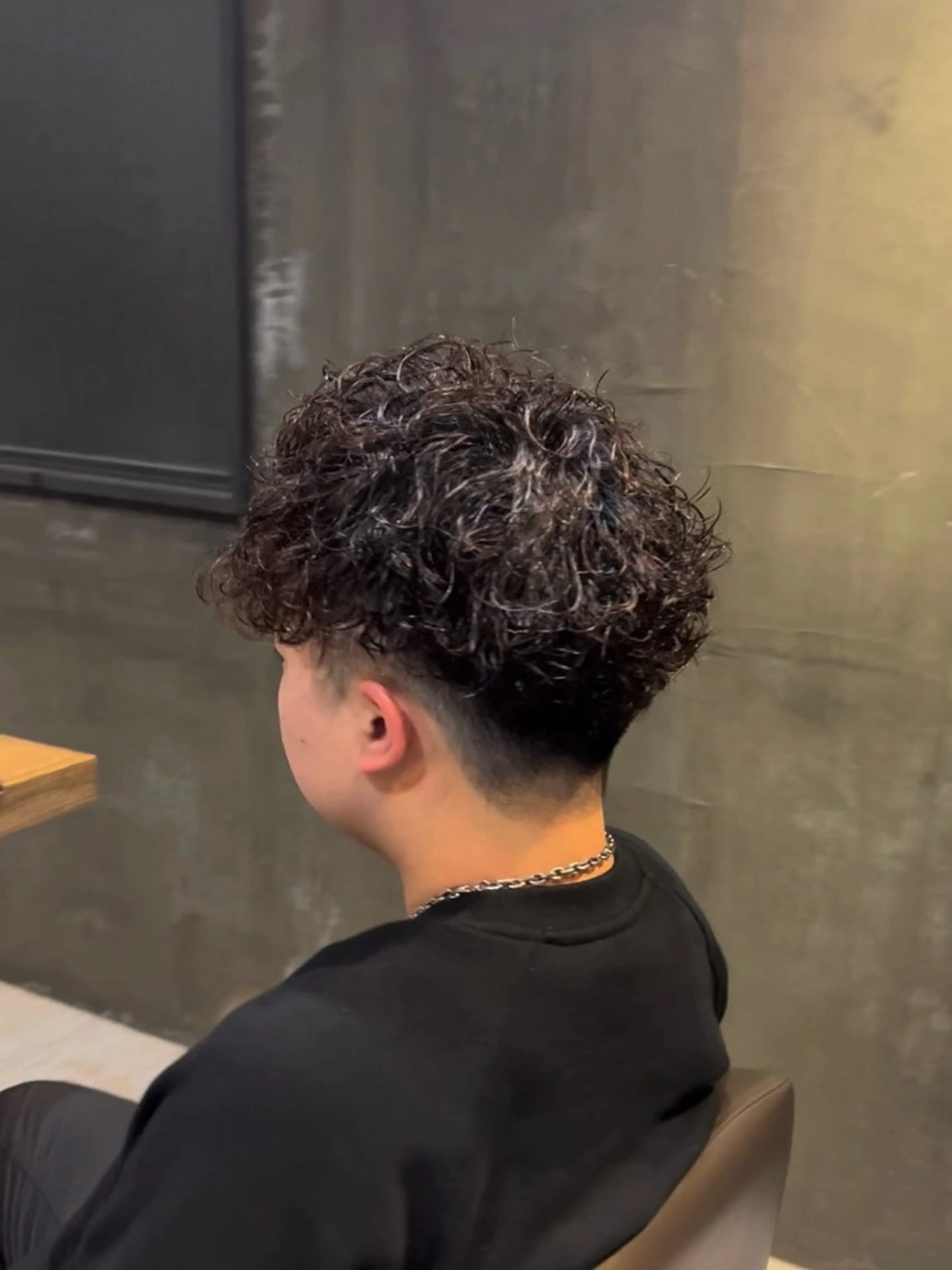 パーマ メンズ マッシュ 刈り上げ カット パーマ ハイトーンカラー/メ ンズカット/舘山優羽のヘアスタイル