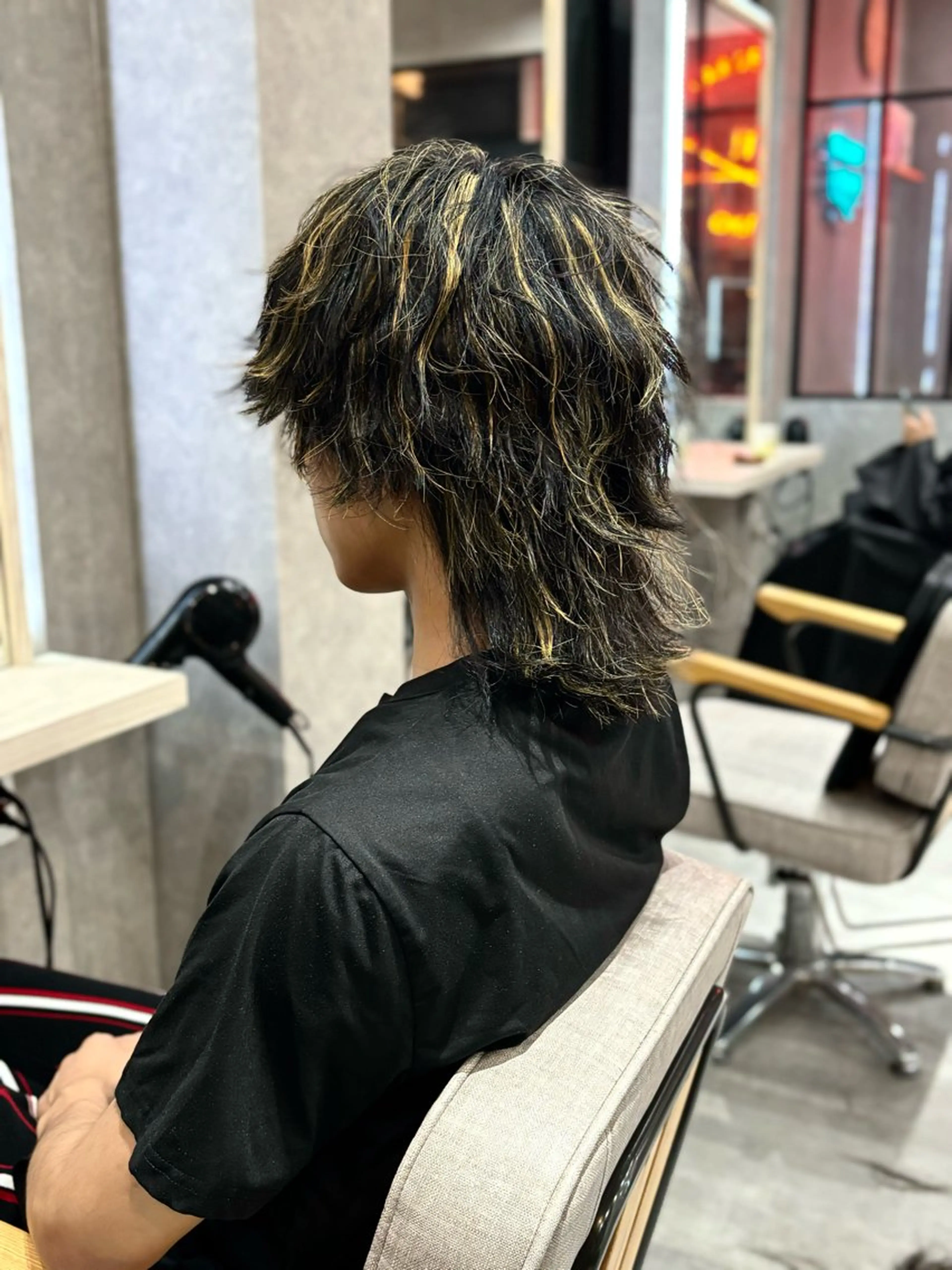 ミディアム カラー メンズ ミディアムパーマ センターパート メンズハイトーン マッシュウルフ マッシュ カット ヘアカラー 長谷川 湧のヘアスタイル