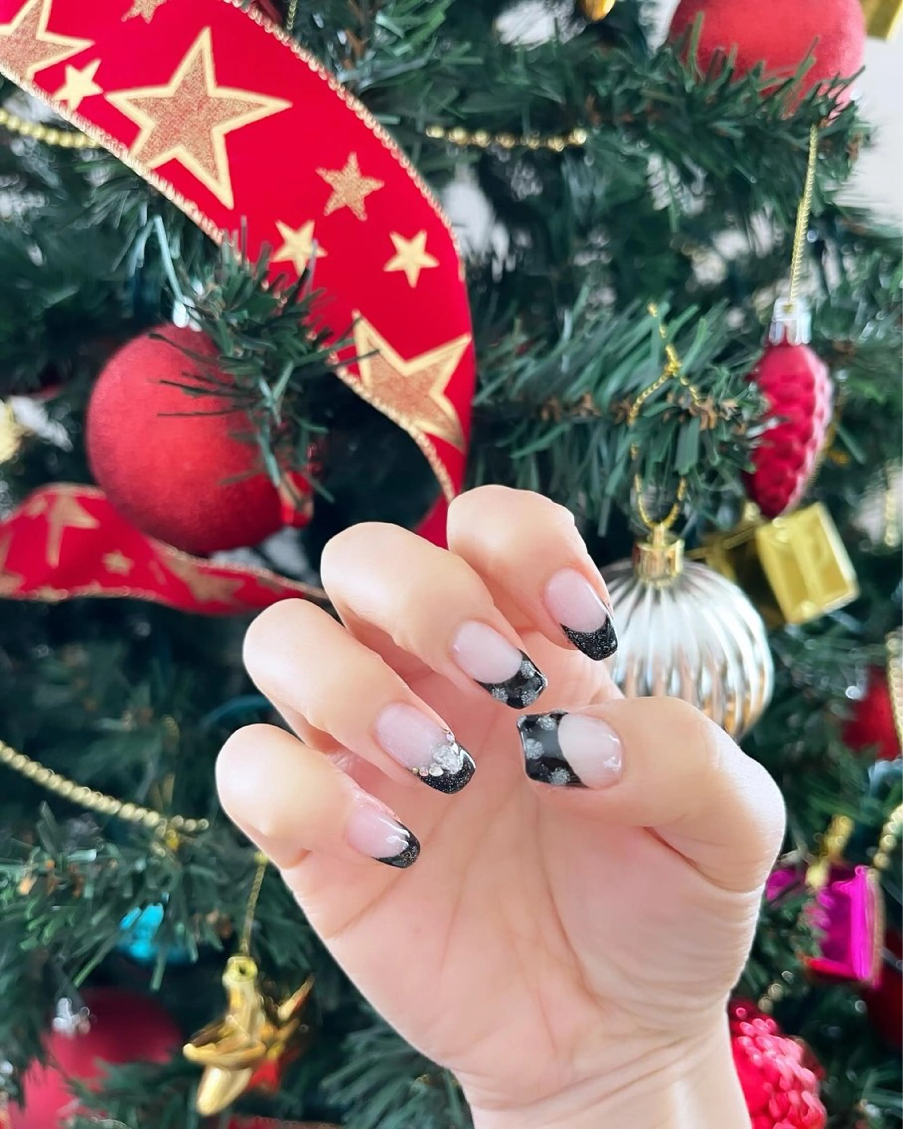 ネイル フレンチネイル キラキラネイル ストーンネイル 冬ネイル クリスマス ハンドネイル miel nailのネイルデザイン