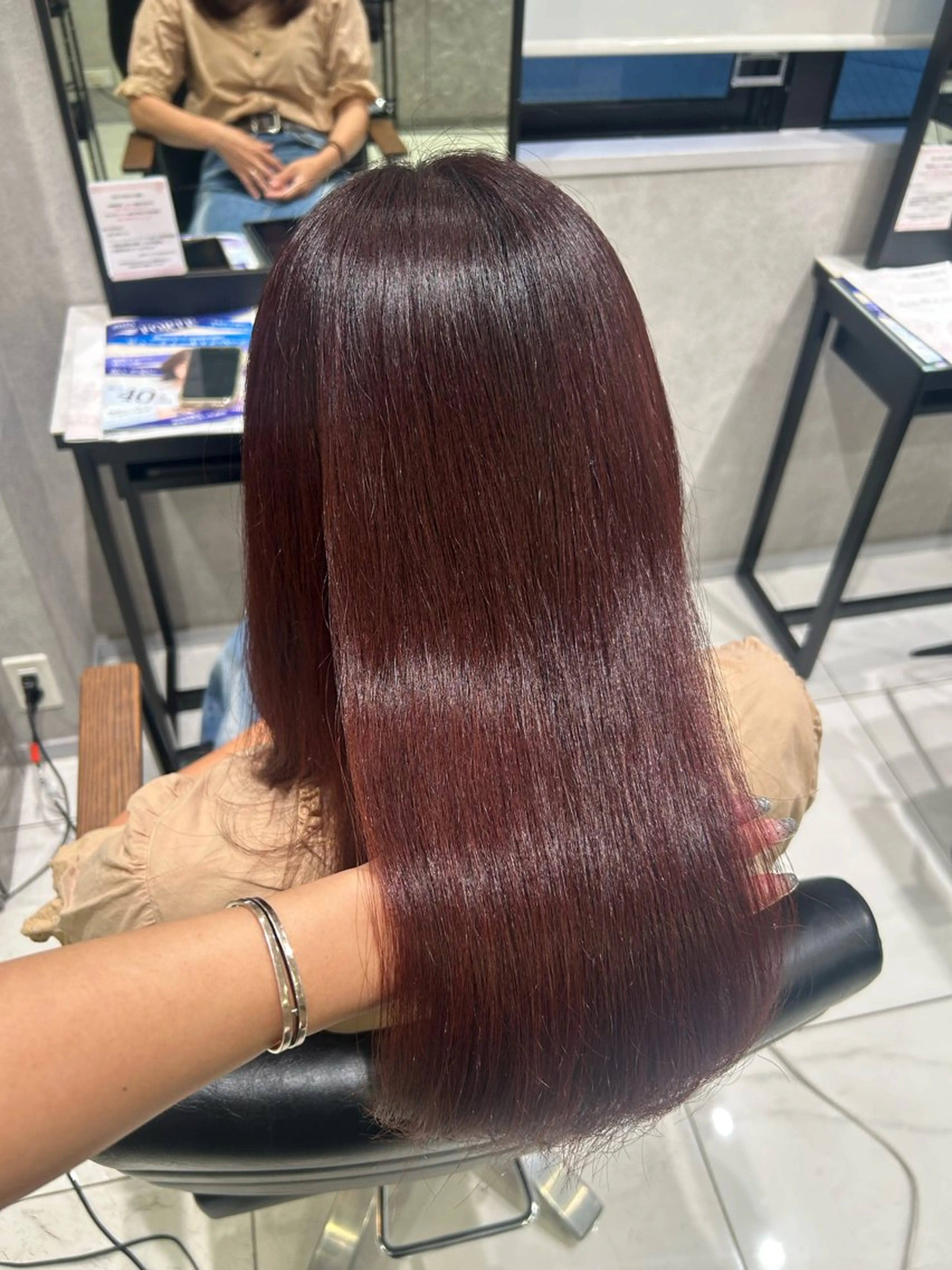 カラー ピンクカラー レッドカラー 透明感カラー💙 束感マツエク🪼海月のヘアスタイル