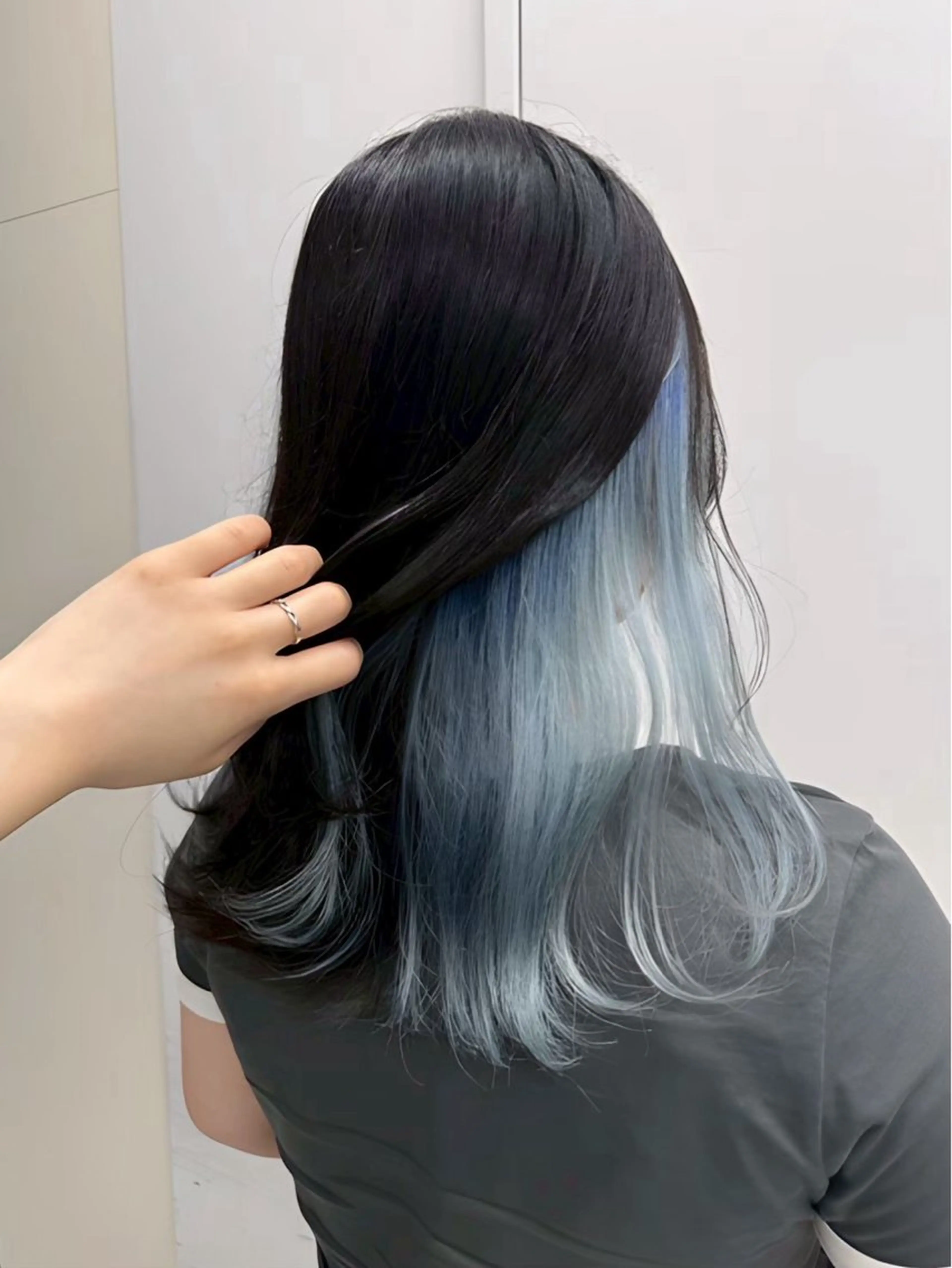 カラー urara /ブリーチ/艶カラーのヘアスタイル