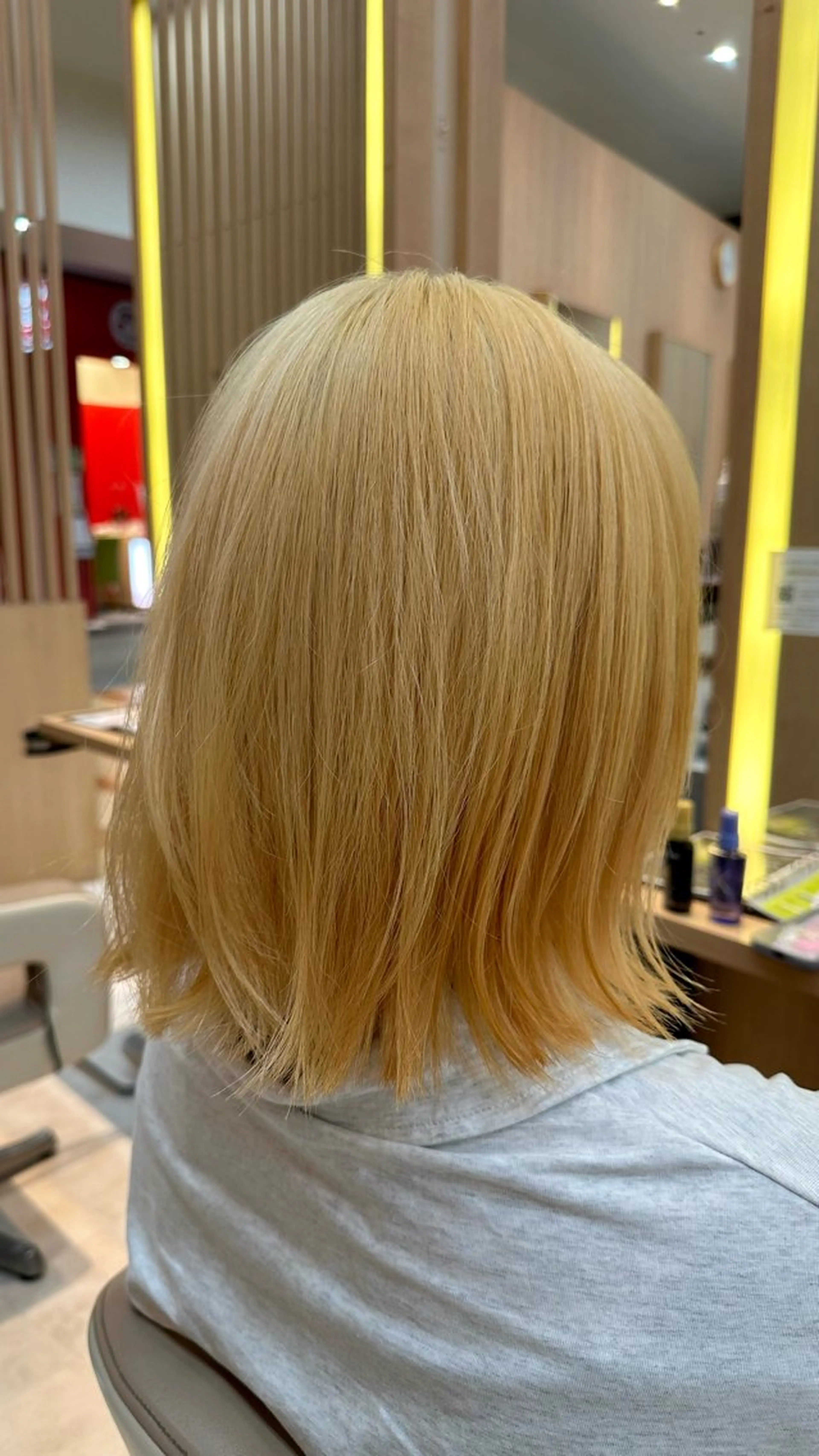 ミディアム カラー ボブレイヤー ブリーチ 抜きっぱなしブロンド ボブ 髪質改善 ヘアカラー トリートメント ショート/ボブ/ 髪質改善/小林祥弘のヘアスタイル