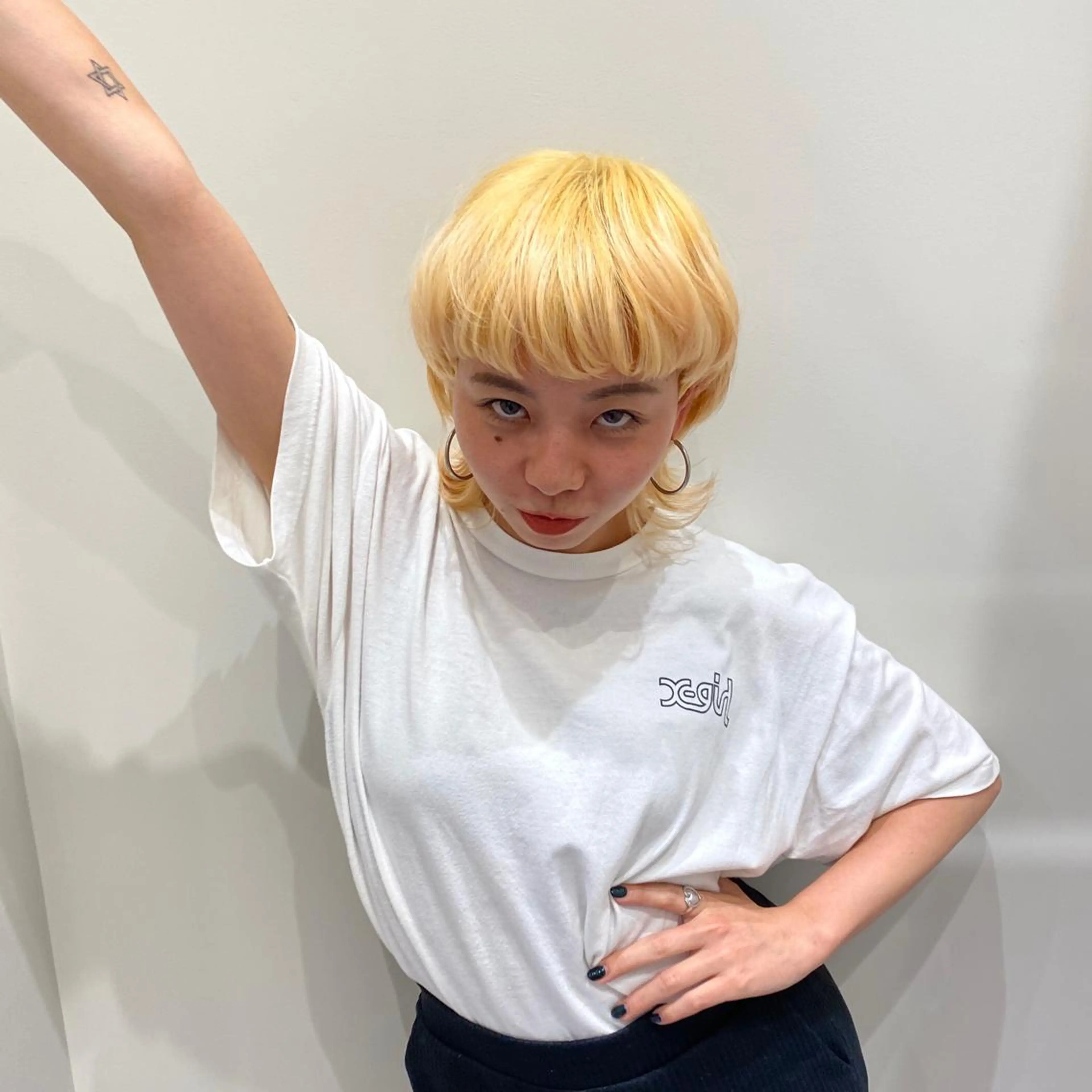 ミディアム カラー ブリーチ 抜きっぱなしブロンド オタク美容師💟 チバコナツのヘアスタイル