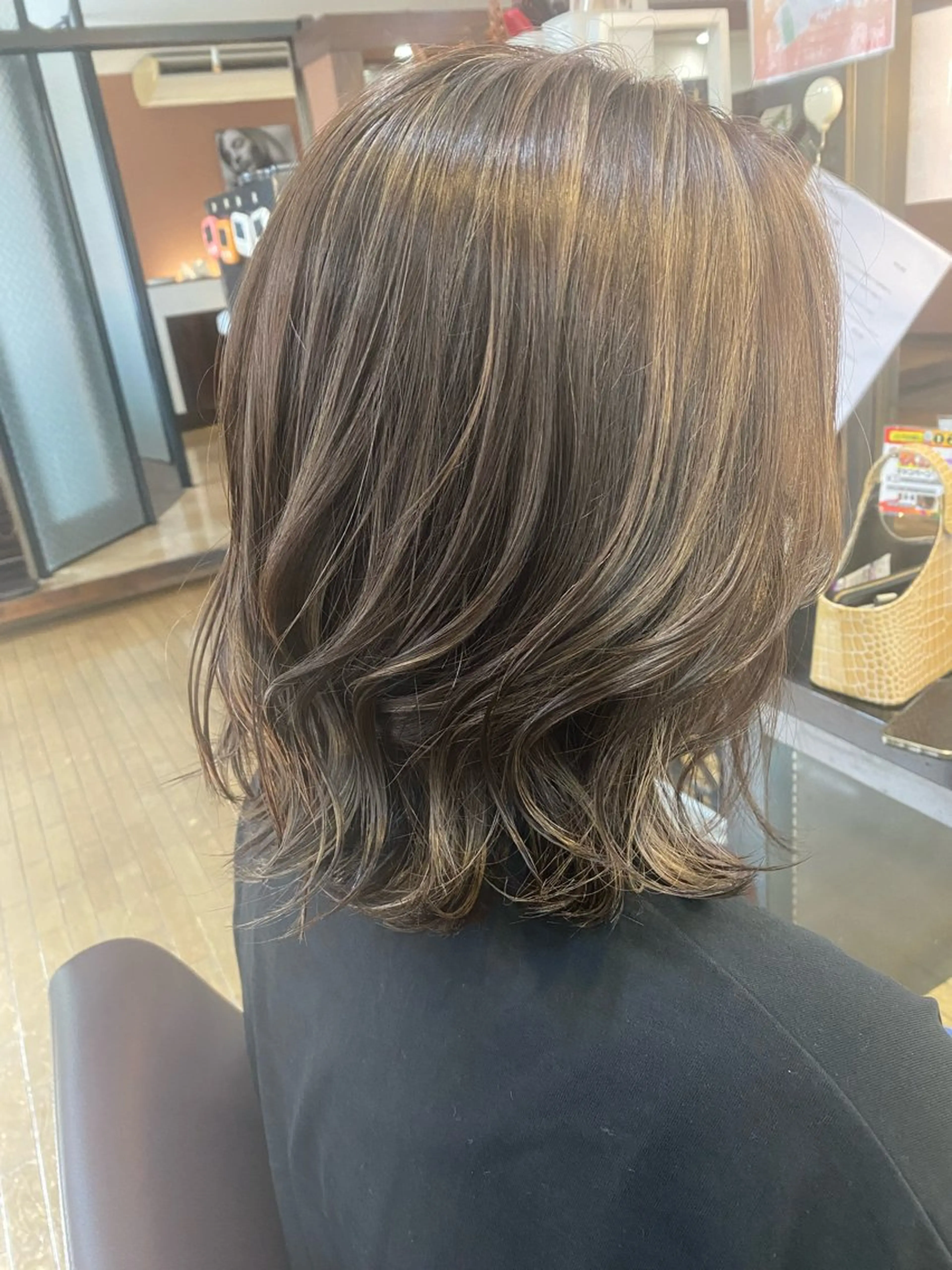 ミディアム カラー デザインカラー ハイライトカラー ハイライト ラピスキーズ 寺本のヘアスタイル