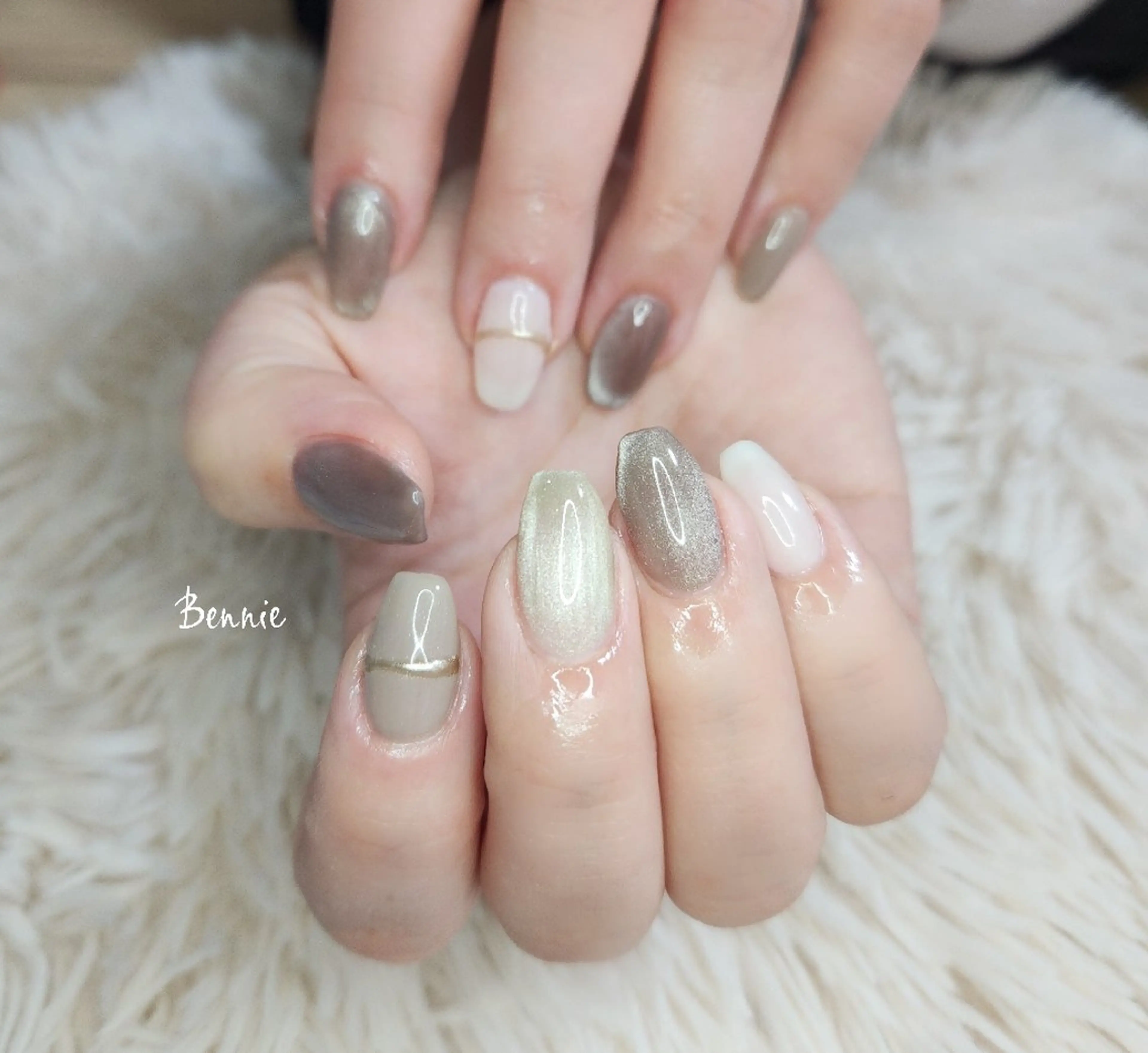 ネイル アートネイル キラキラネイル マグネットネイル 持ち込み ホワイト ハンドネイル   BENNIEのネイルデザイン