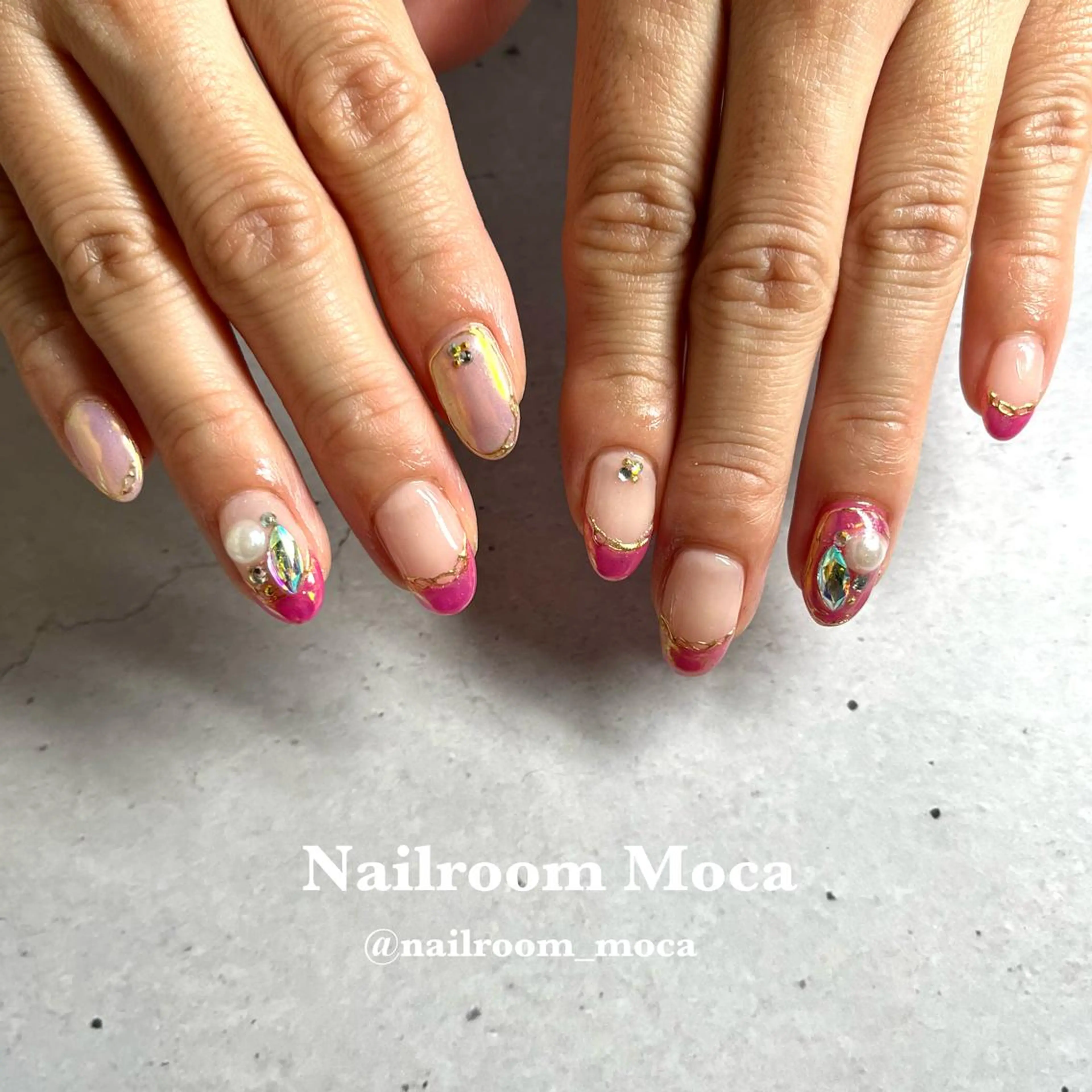 ネイル オーロラネイル フレンチネイル ピンク ハンドネイル Nailroom Mocaのネイルデザイン