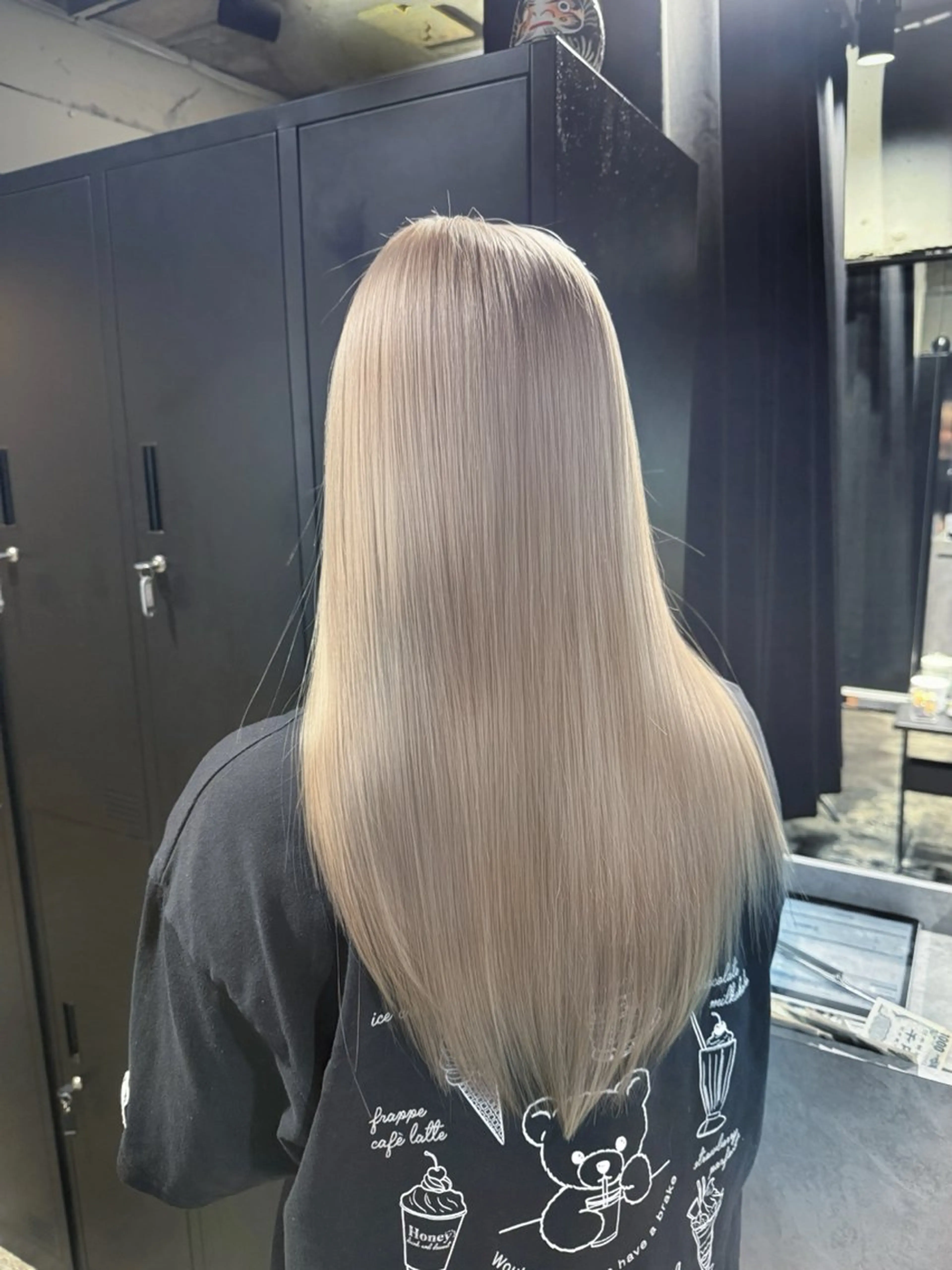 セミロング カラー ベージュカラー ブリーチ ハイトーンカラー ホワイトベージュ ヘアカラー トリートメント 高橋大樹/グレージュ 透明感カラー/表参道のヘアスタイル