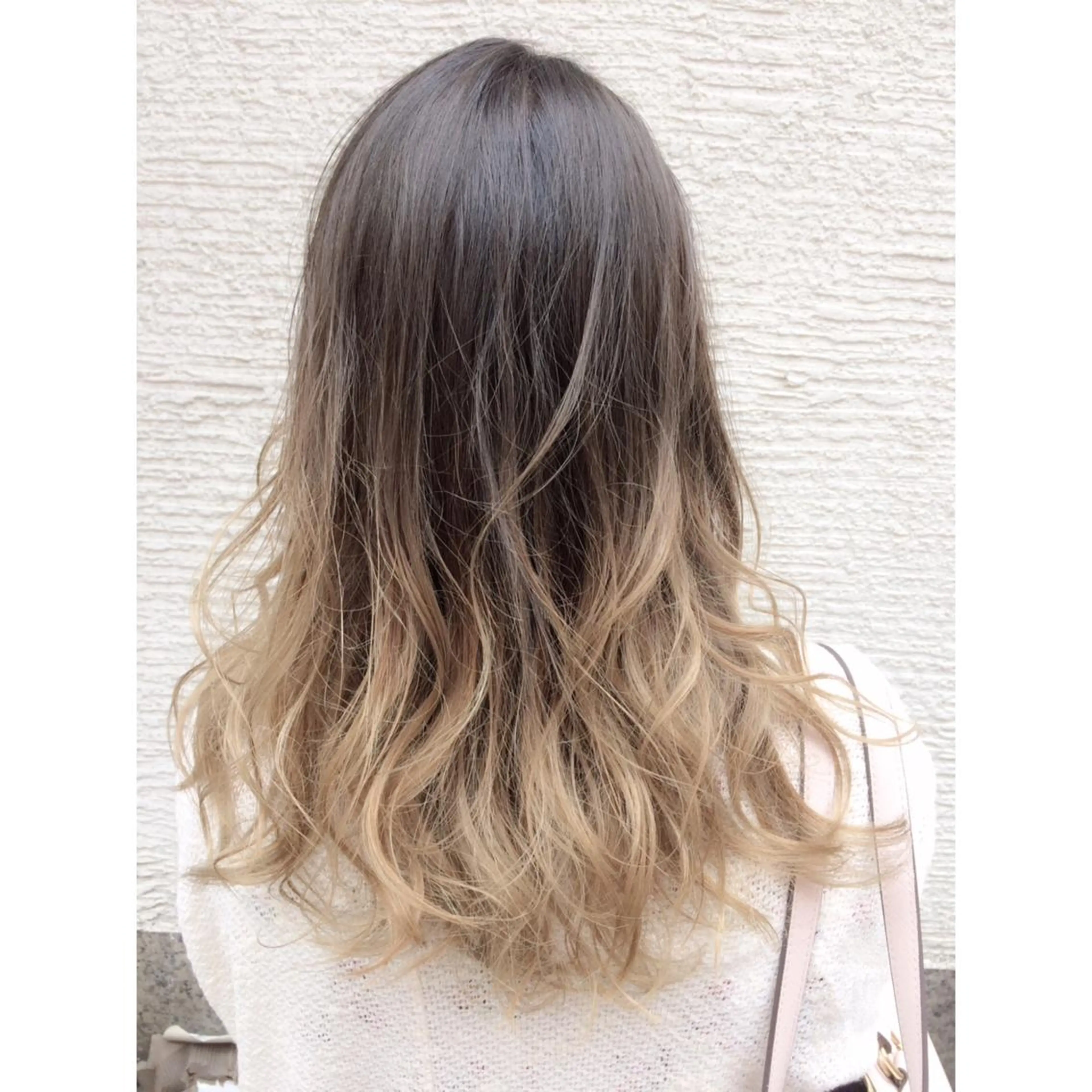 セミロング カラー パーマ グラデーションカラー グレージュ ハイライトカラー イルミナカラー ハイライト OFF YUYAのヘアスタイル