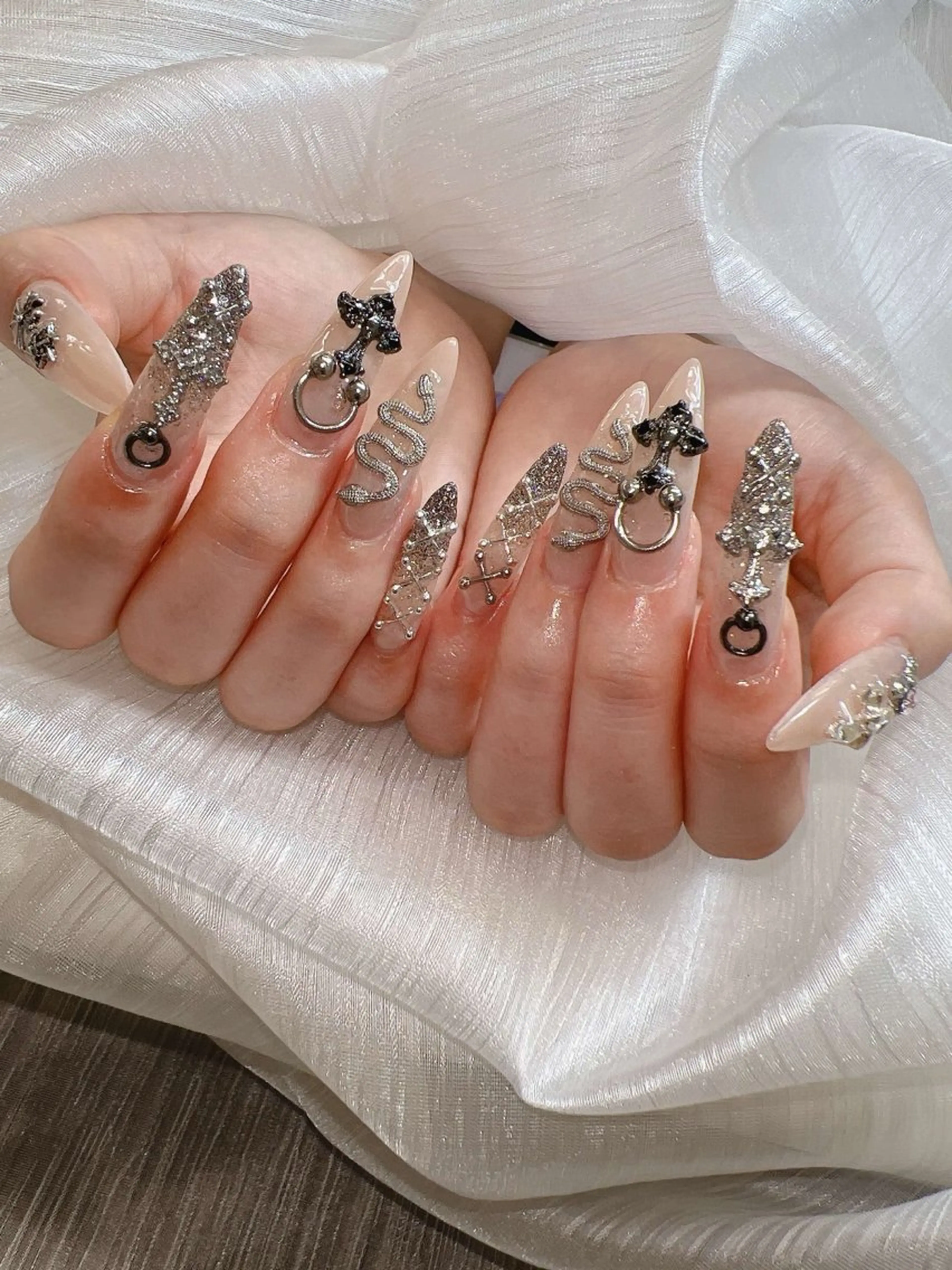 ネイル フレンチネイル ジェルネイル ガラスフレンチ ハロウィン ハート ハンドネイル H.baby Nail Salonのネイルデザイン