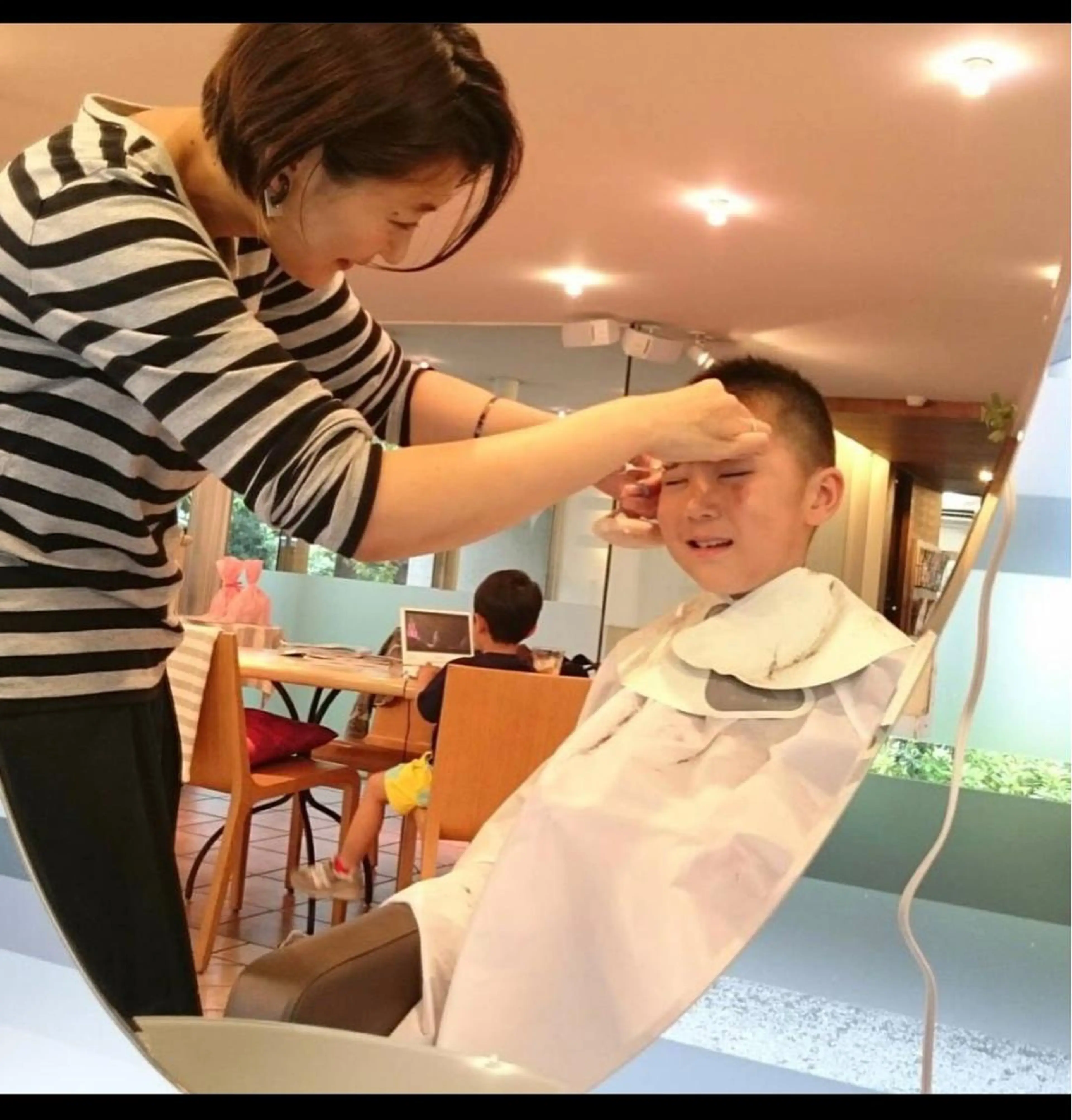 眉毛カット✂︎男性のお客様もOKです。眉毛を整えると日々のメイクが時短になりますよ！の写真