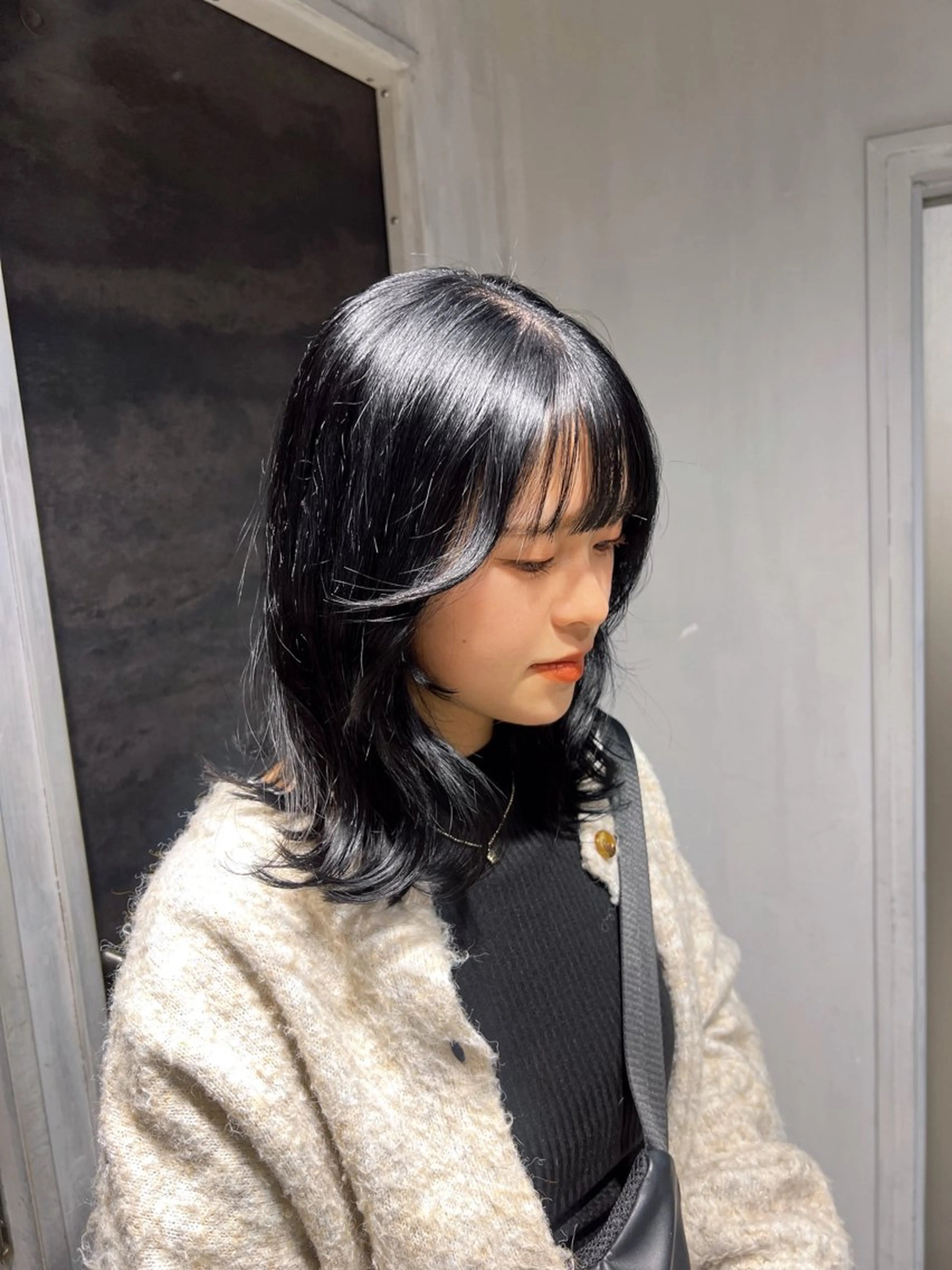 ミディアム カラー 黒髪 ブリーチ ブルーカラー ブルーブラック 髪質改善 ヘアカラー トリートメント NANAMI🩵 大人可愛い韓国ヘアのヘアスタイル