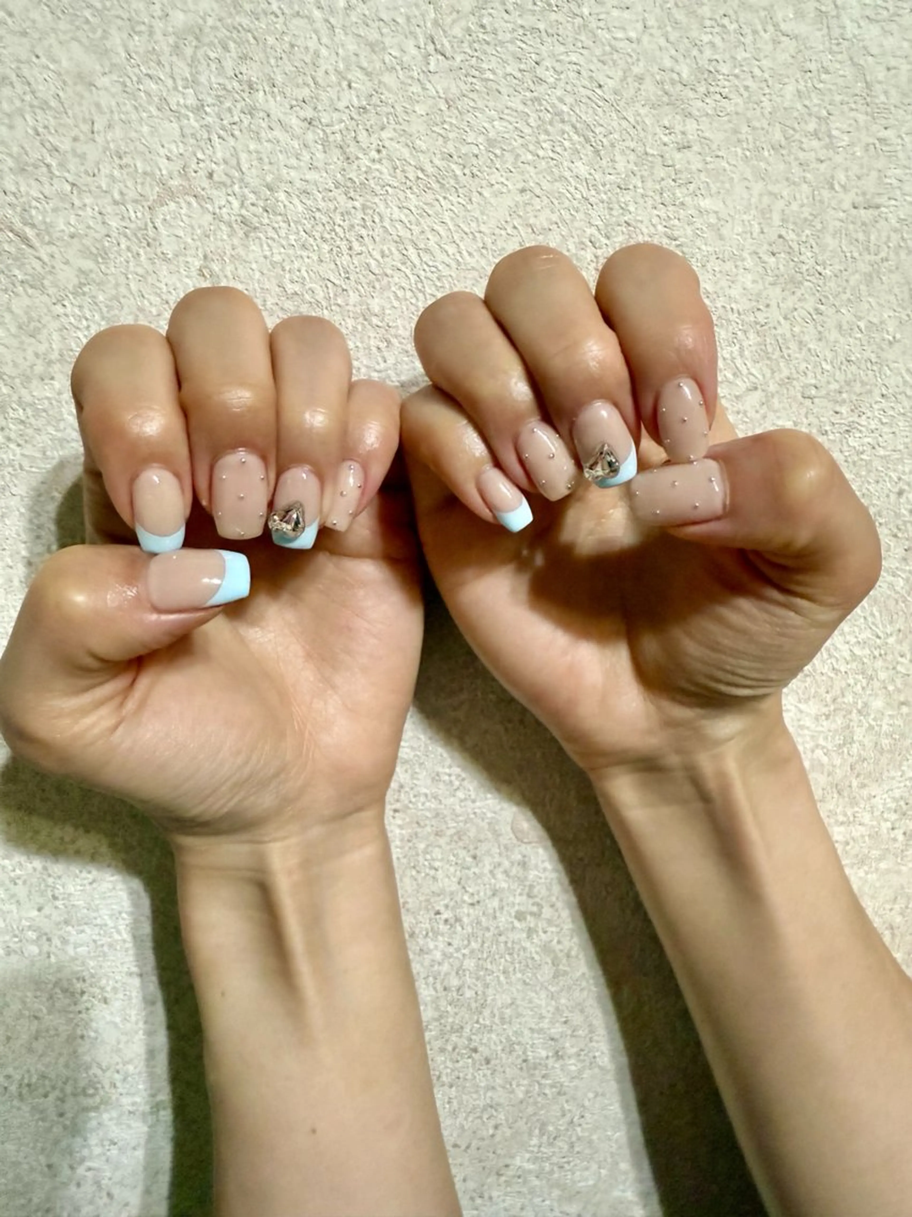 ネイル フレンチネイル 水色 ハンドネイル 13日3980円‼️ マグもデザインも◎のネイルデザイン