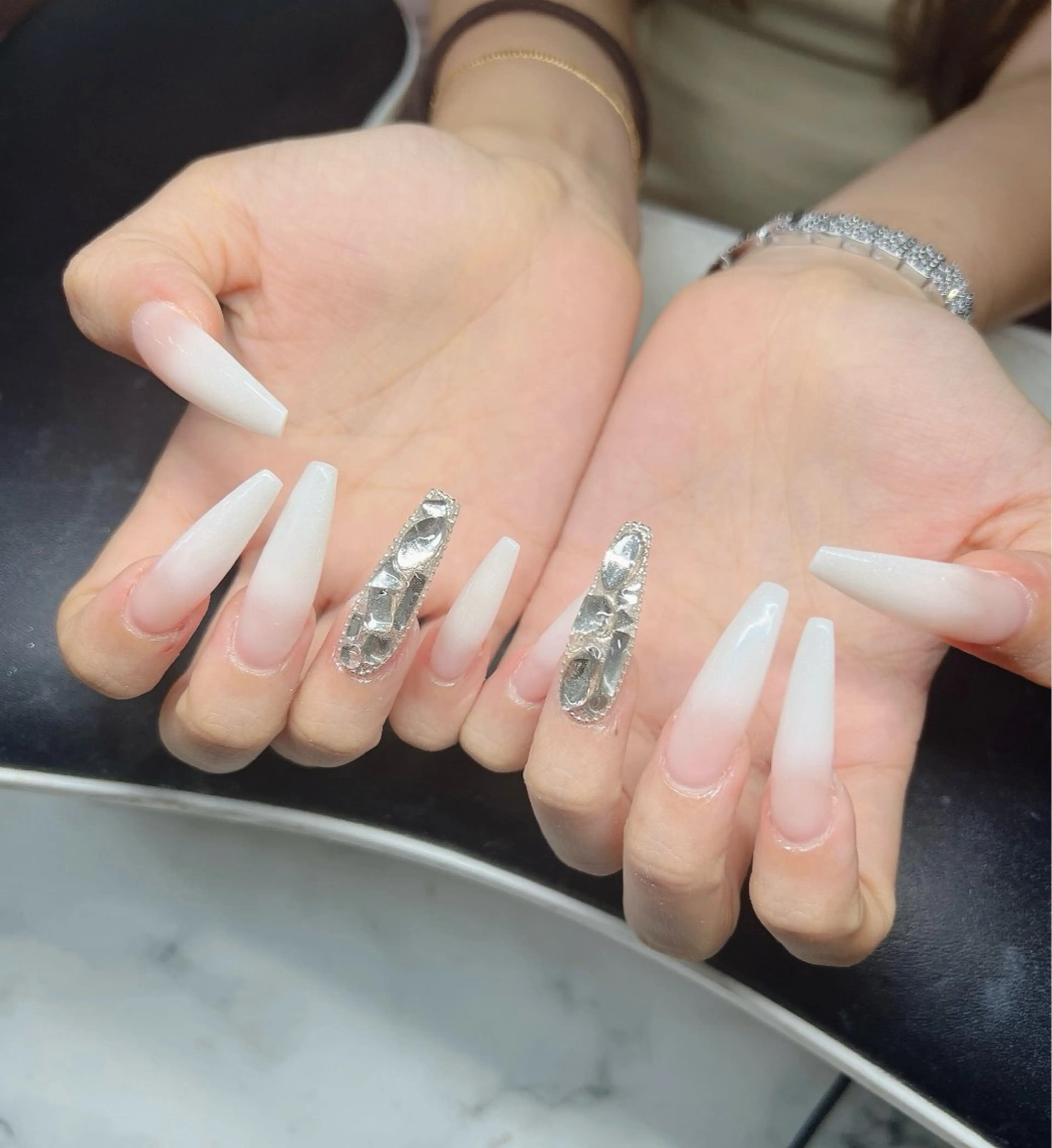 ネイル 長さ出し グラデーション 卒業式 キラキラネイル マグネットネイル ハンドネイル Lee Nailsのネイルデザイン