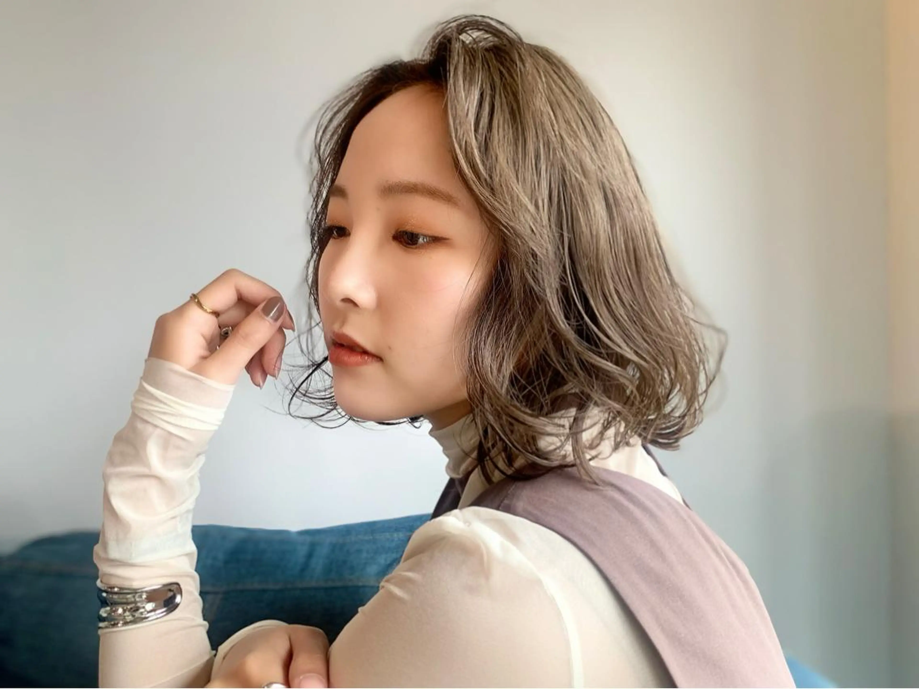 ミディアム カラー ヘアアレンジ アッシュ ブリーチ 透明感カラー/推しカ ラー☁️JURAのヘアスタイル