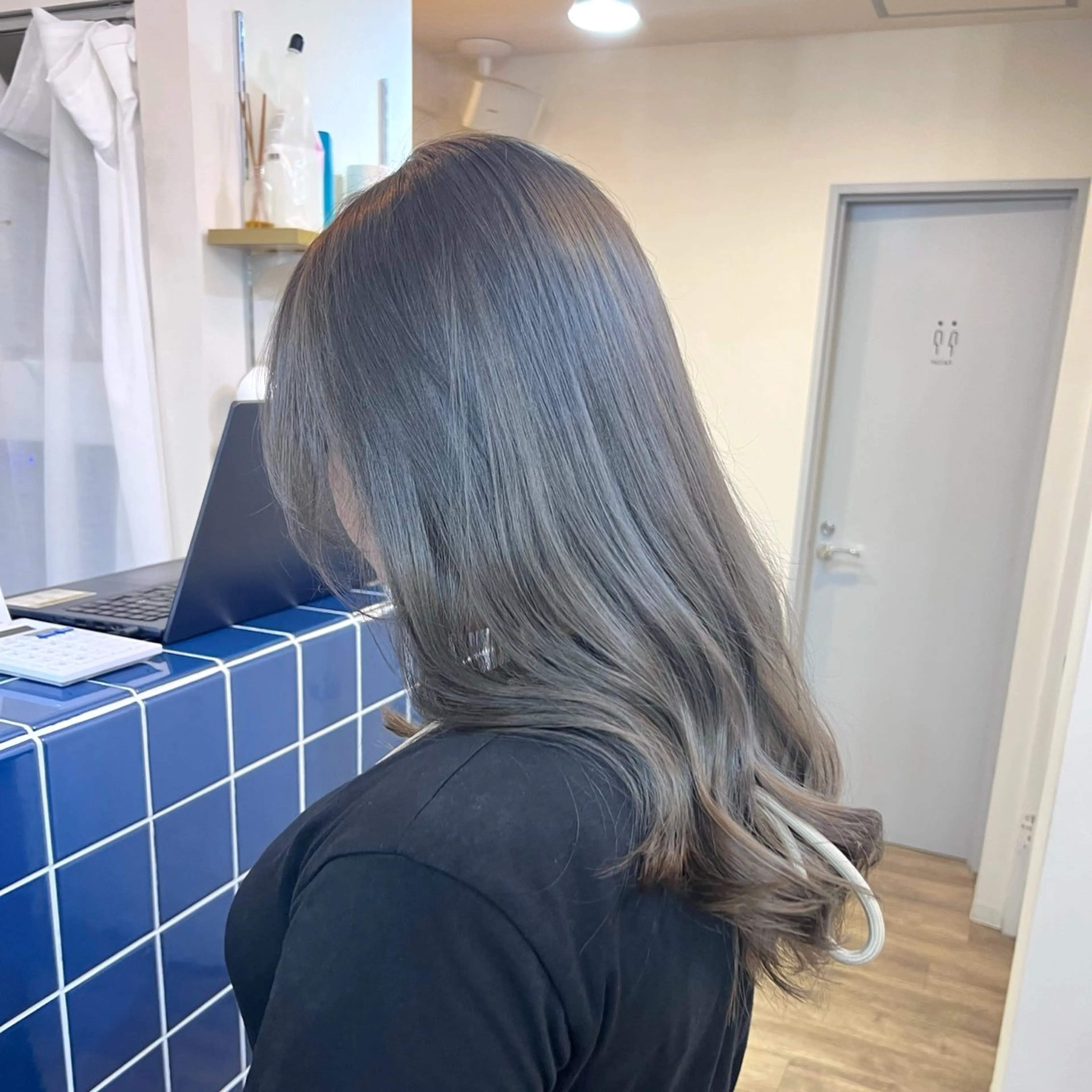 ロング カラー パーマ ベージュカラー 黒髪 ブルーカラー ブルーブラック ブラウンカラー ヘアカラー トリートメント ブリーチなし/ ベージュ/akiraのヘアスタイル