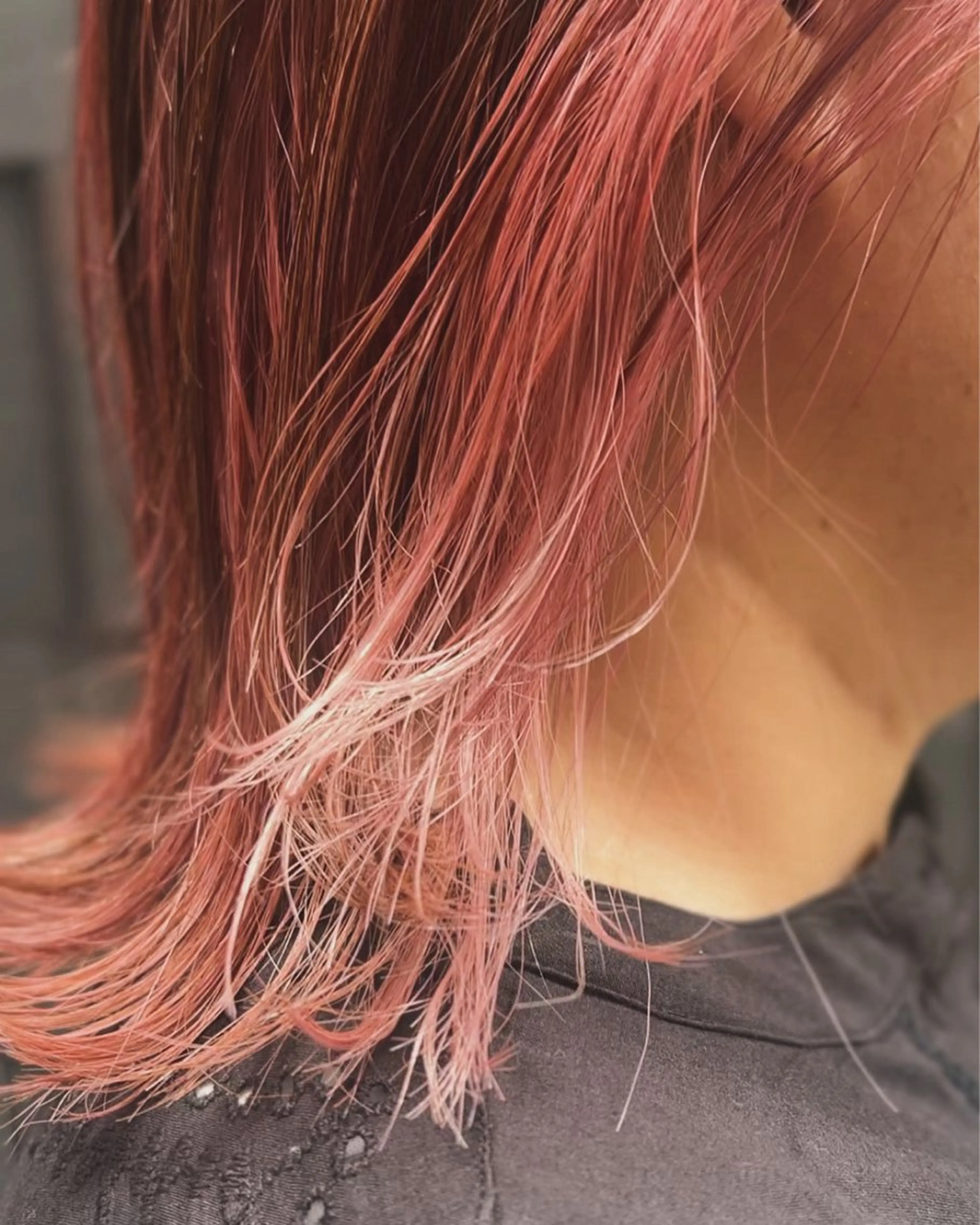 ミディアム カラー ショートボブ ブリーチ デザインカラー ハイライトカラー ハイトーンカラー カット ヘアカラー BEACH　HAIR&NAIL所属・両国駅徒歩1分⭐️ アイロン仕上げのヘアスタイル