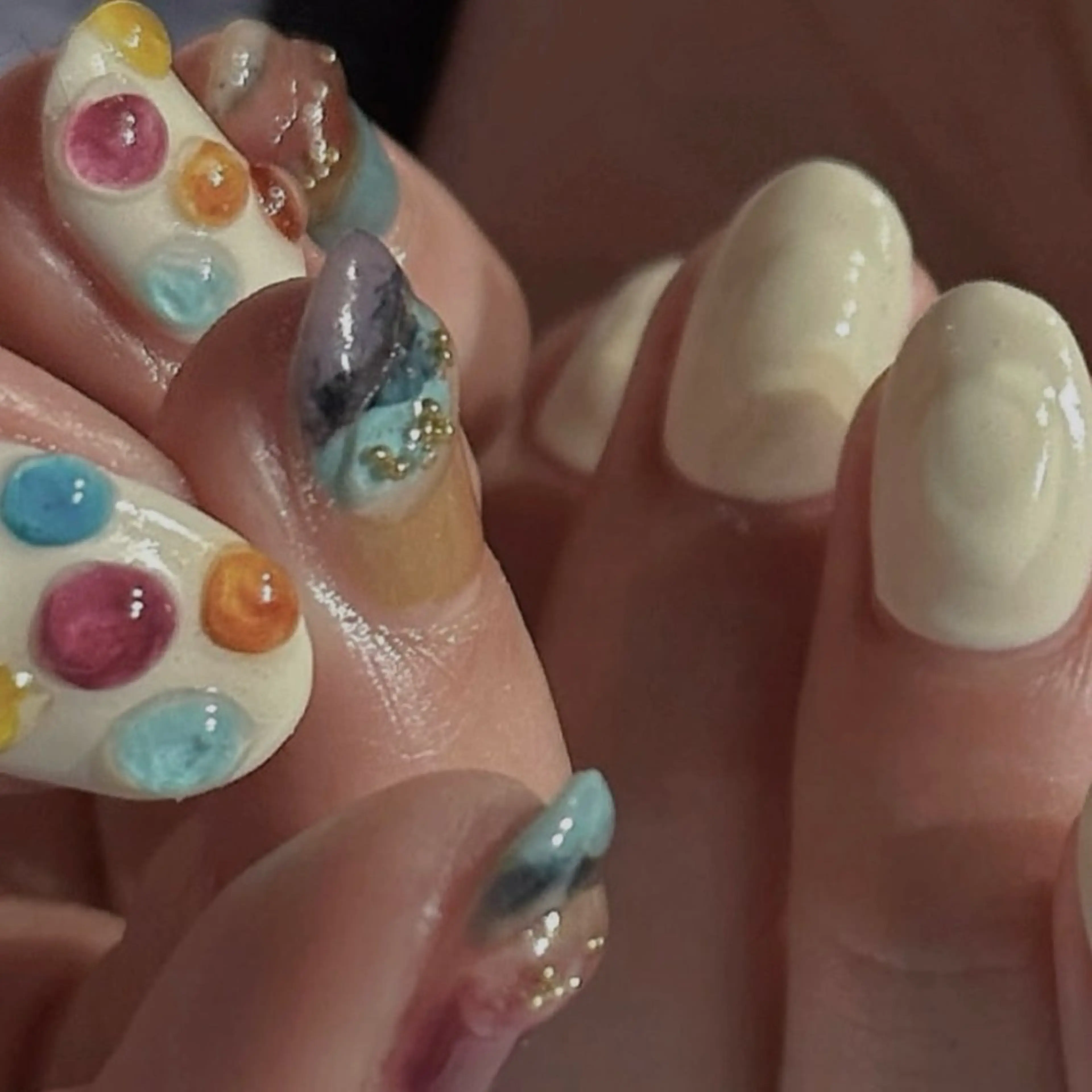 ネイル キラキラネイル マグネットネイル ニュアンスネイル ホワイト talo .のネイルデザイン