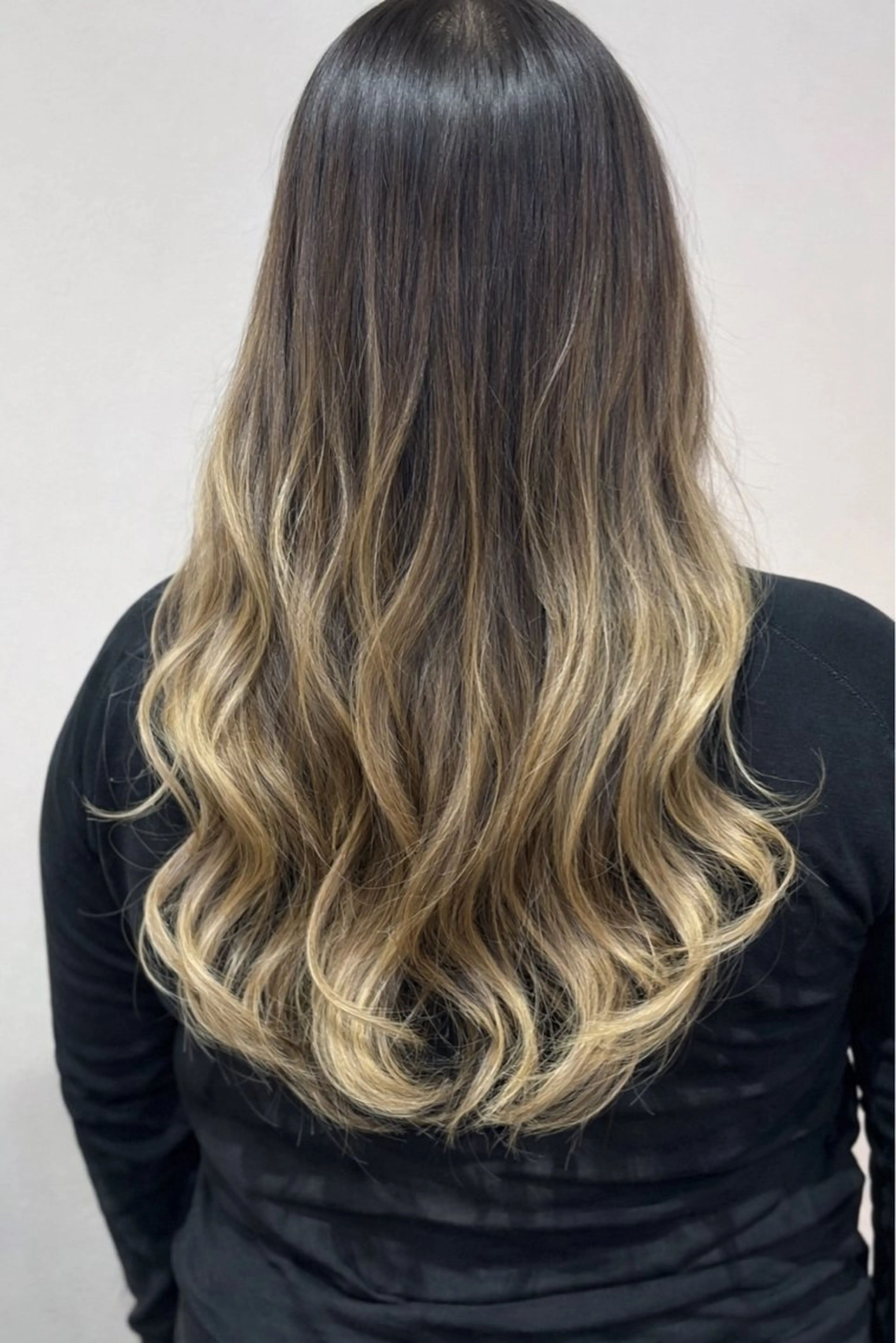 ロング カラー バレイヤージュ ブリーチ グラデーションカラー 外国人風カラー レイヤーカット BONDZSALON麻布十番パティオ通り店所属・マエザワ リュウのヘアスタイル