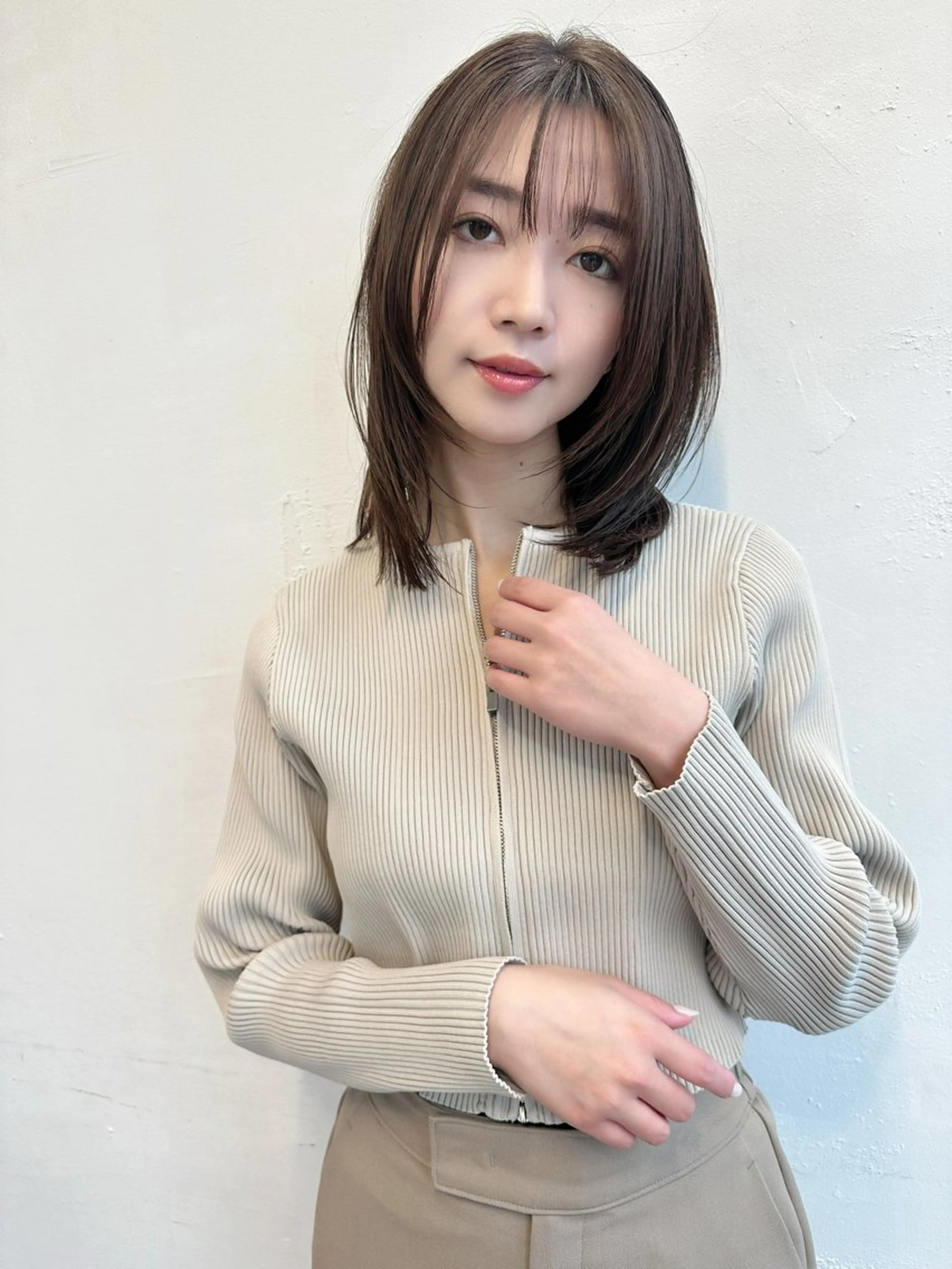 ミディアム 顔まわりレイヤー レイヤーカット 鎌倉 彩のヘアスタイル