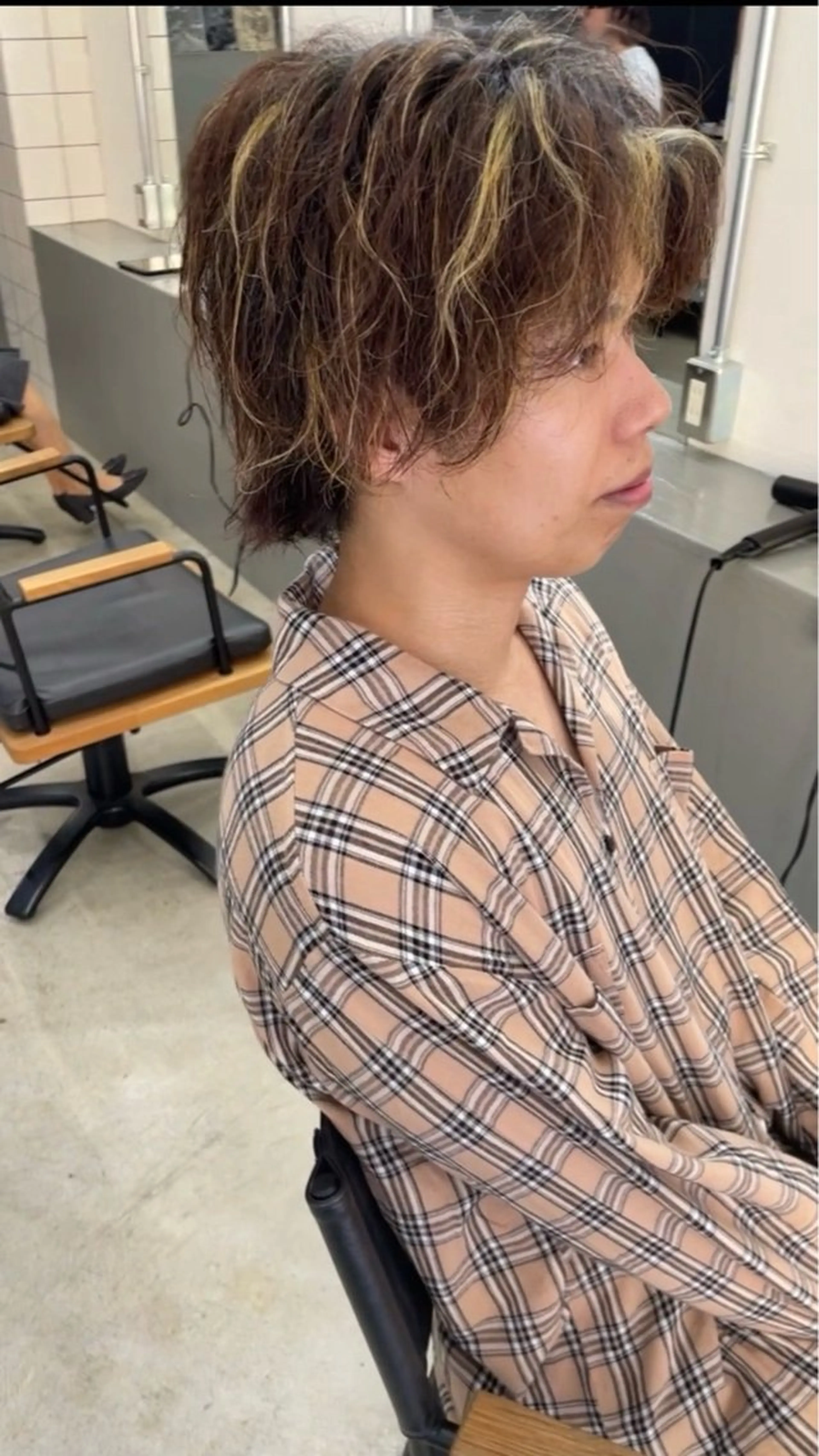 ミディアム パーマ メンズ カット ヘアカラー メンズ専門サロン wokeのヘアスタイル