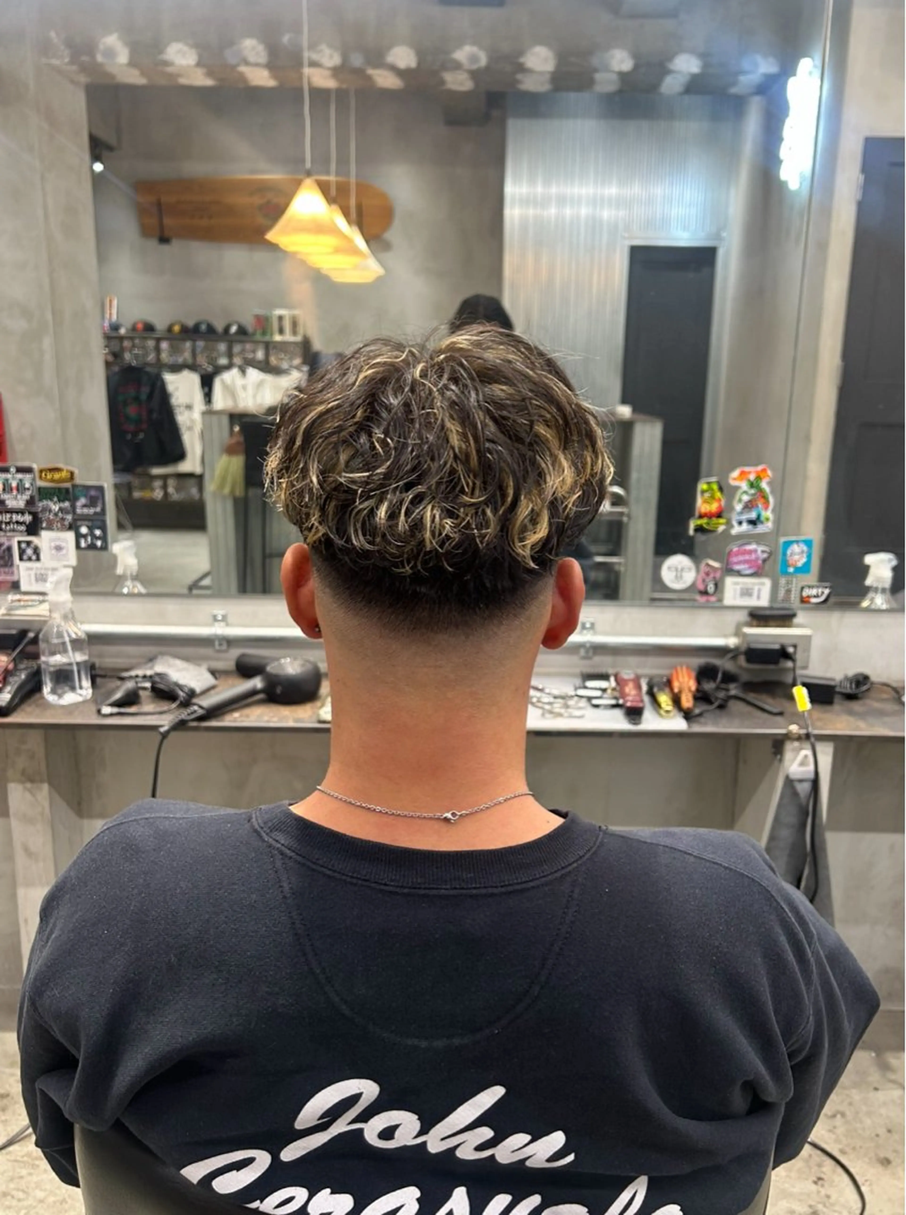 ショート メンズ フェードカット メンズハイライト メンズパーマ ハイライト カット ヘアカラー パーマ 【明大前フェード/ メンズパーマ/岳】のヘアスタイル