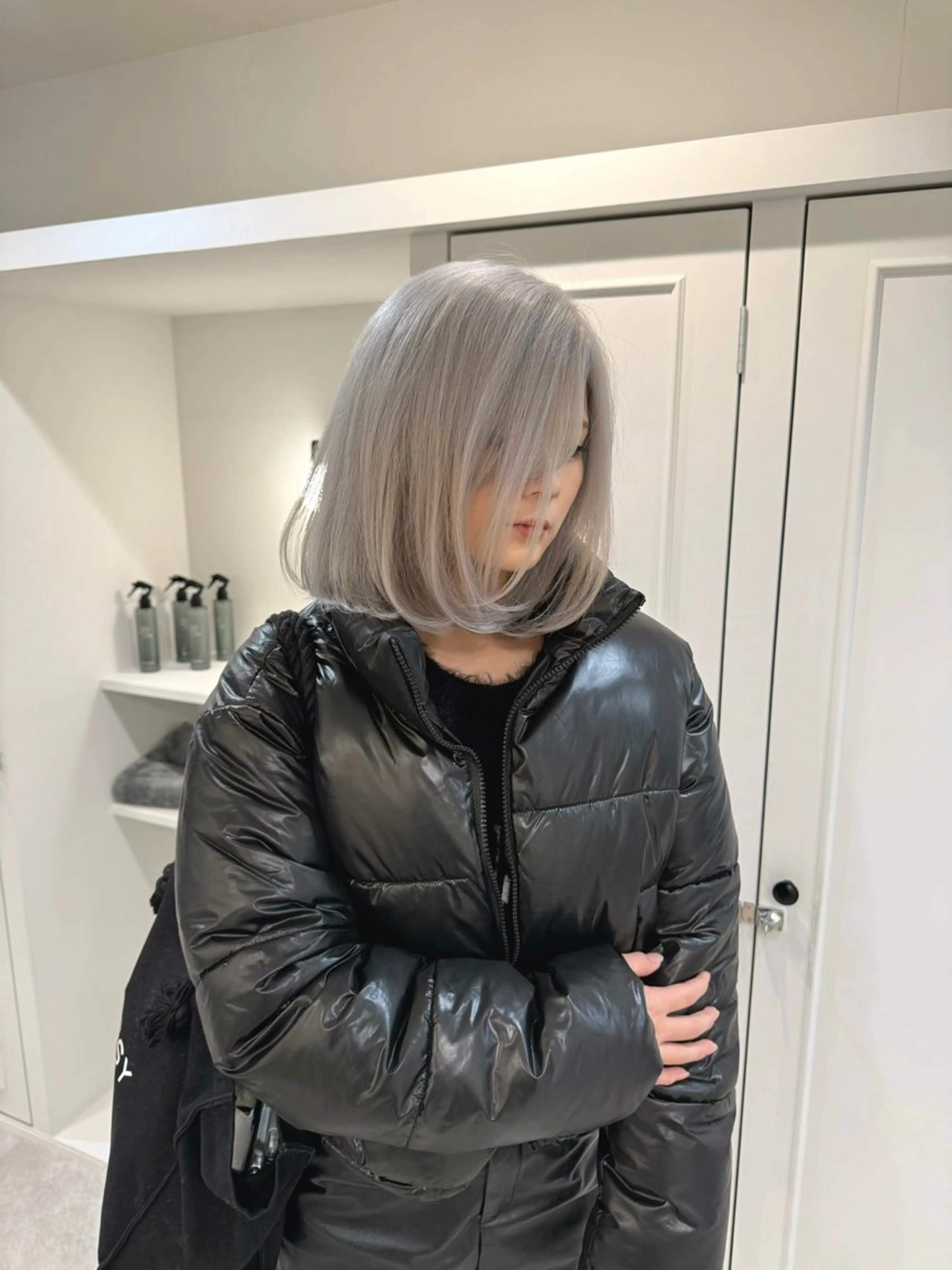 ミディアム カラー ヘアアレンジ ブリーチ ケアブリーチ シルバー ホワイトシルバー カット ヘアカラー SALOWIN京都河原町Suite店所属・外国人風レイヤー/ ハイトーンSHUのヘアスタイル
