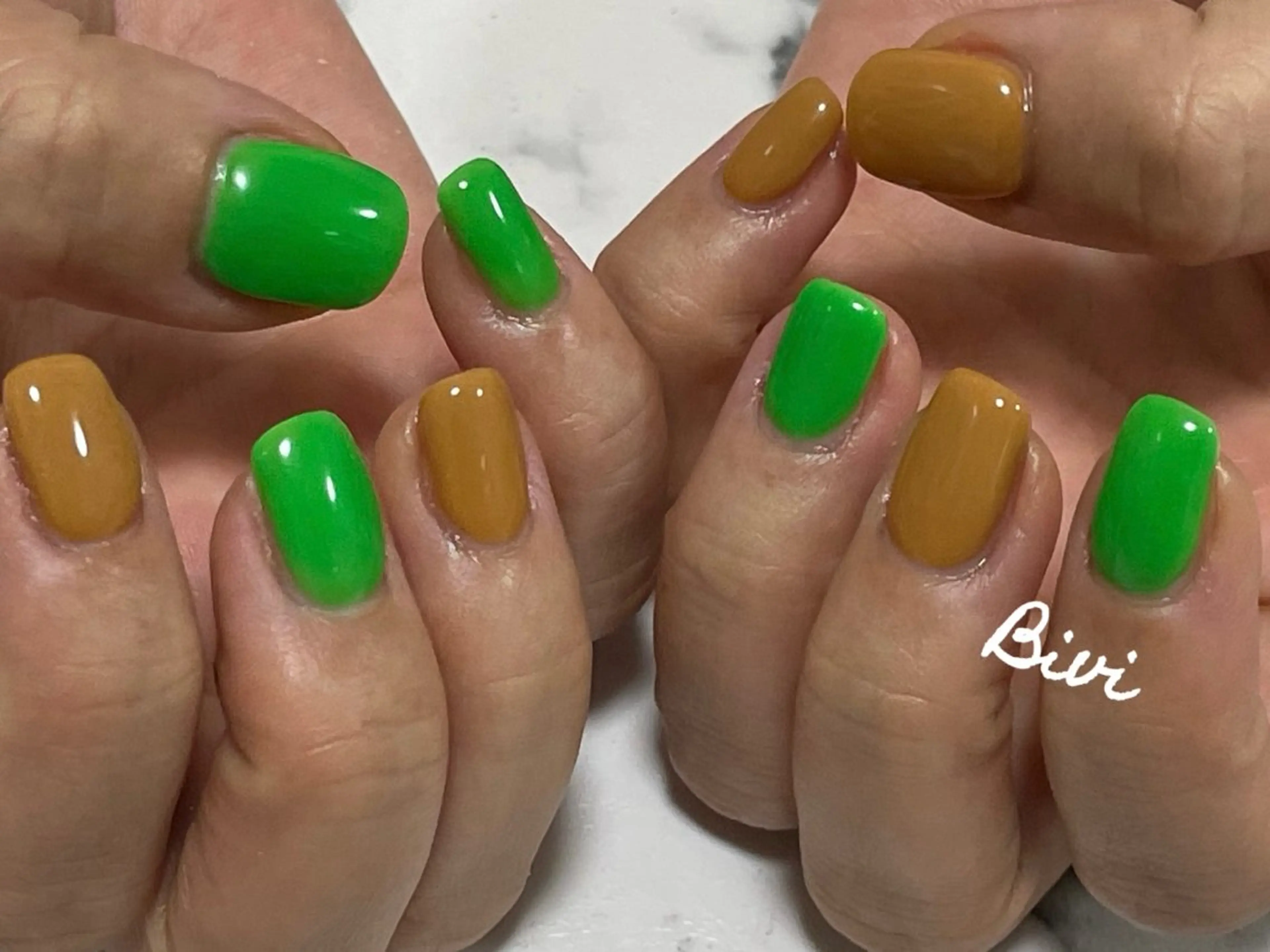 ネイル アートネイル フラッシュネイル ラメ(グリッター) シルバー スクエアネイル ハンドネイル ハンドケア ♡Bivi♡自爪に 優しいネイルサロンのネイルデザイン