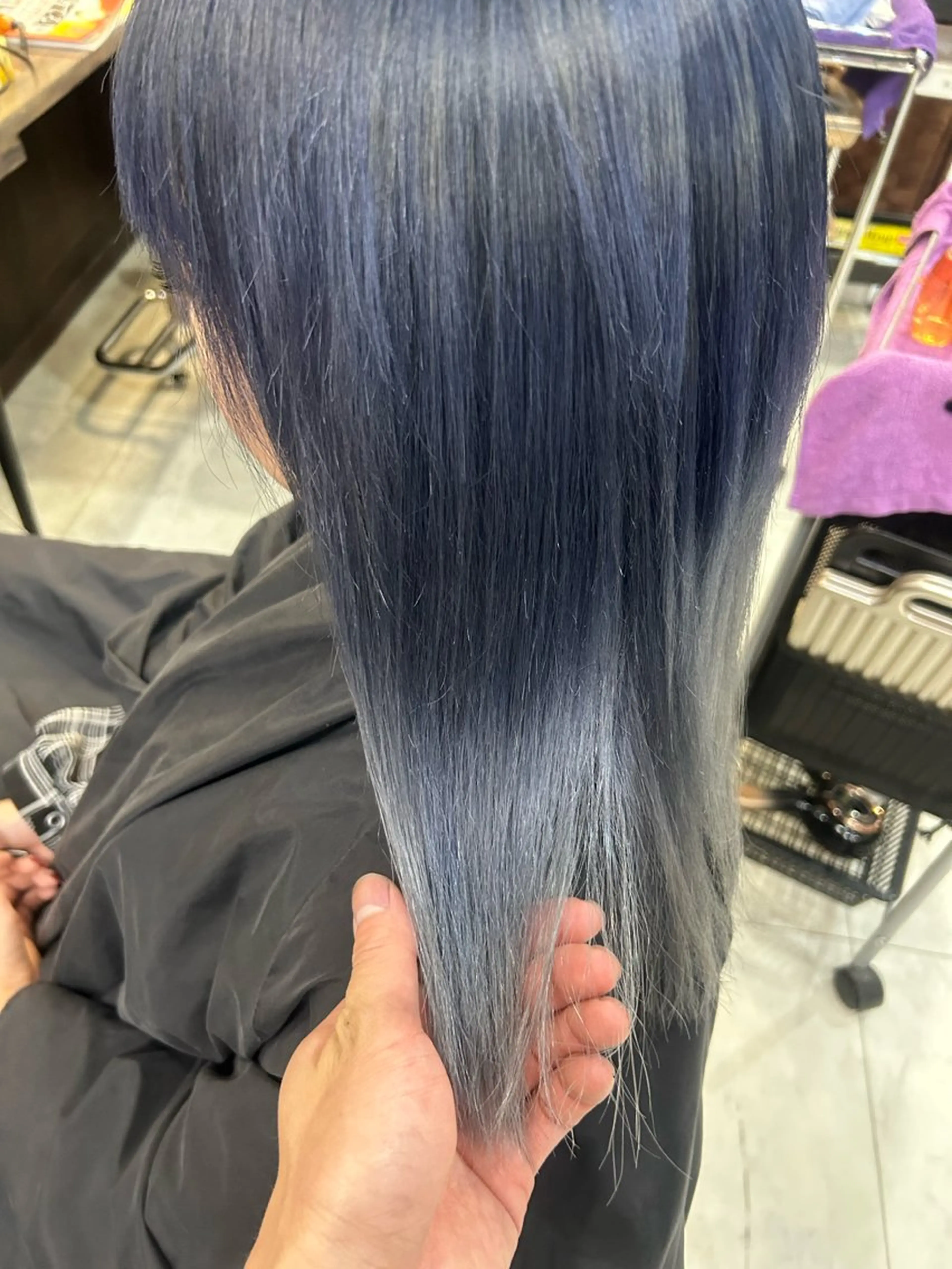 セミロング カラー ブルーカラー シルバー ヘアカラー トリートメント ハイトーンArphy 安蒜佑太のヘアスタイル