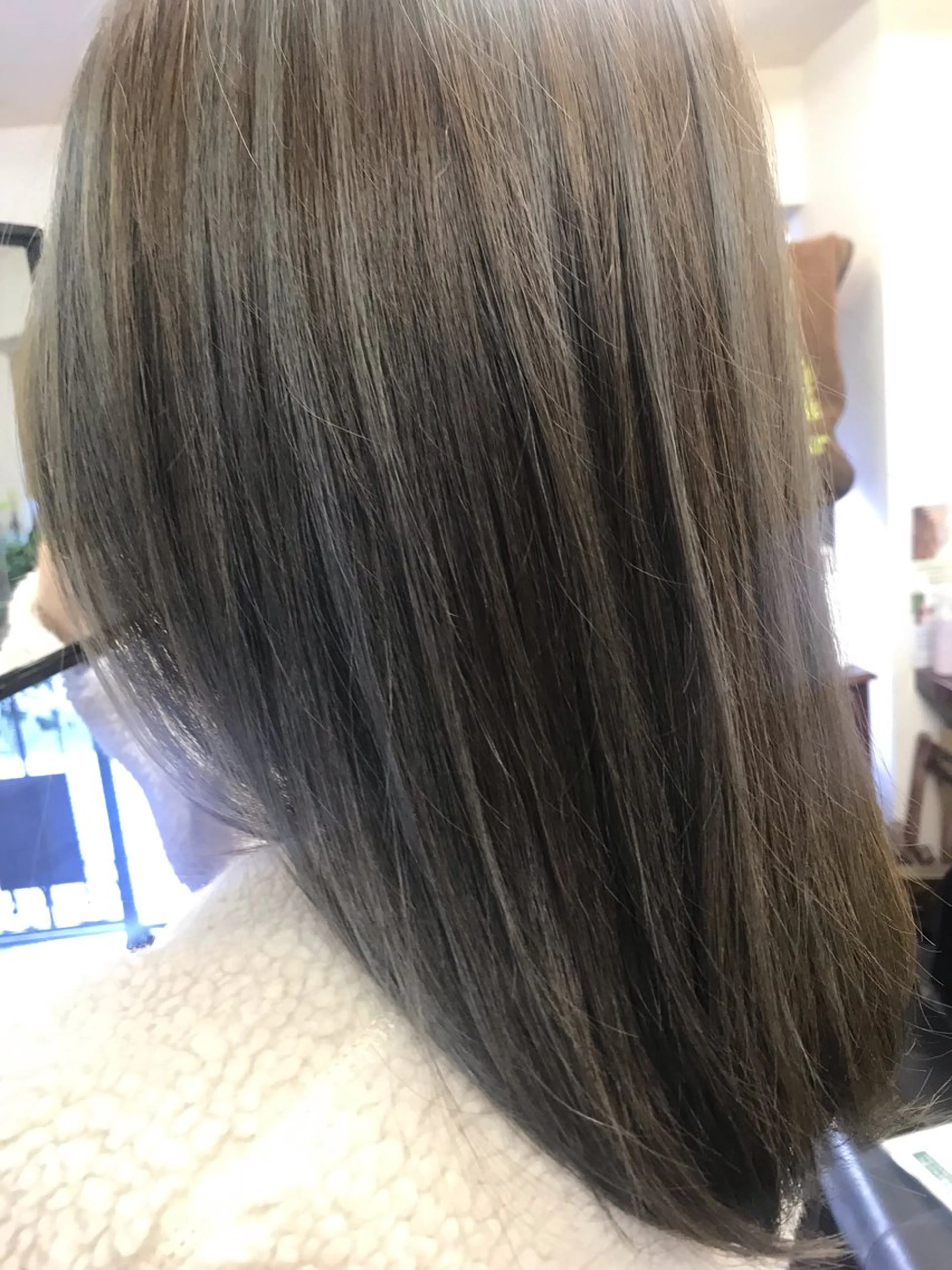 セミロング カラー 桧山 真のヘアスタイル