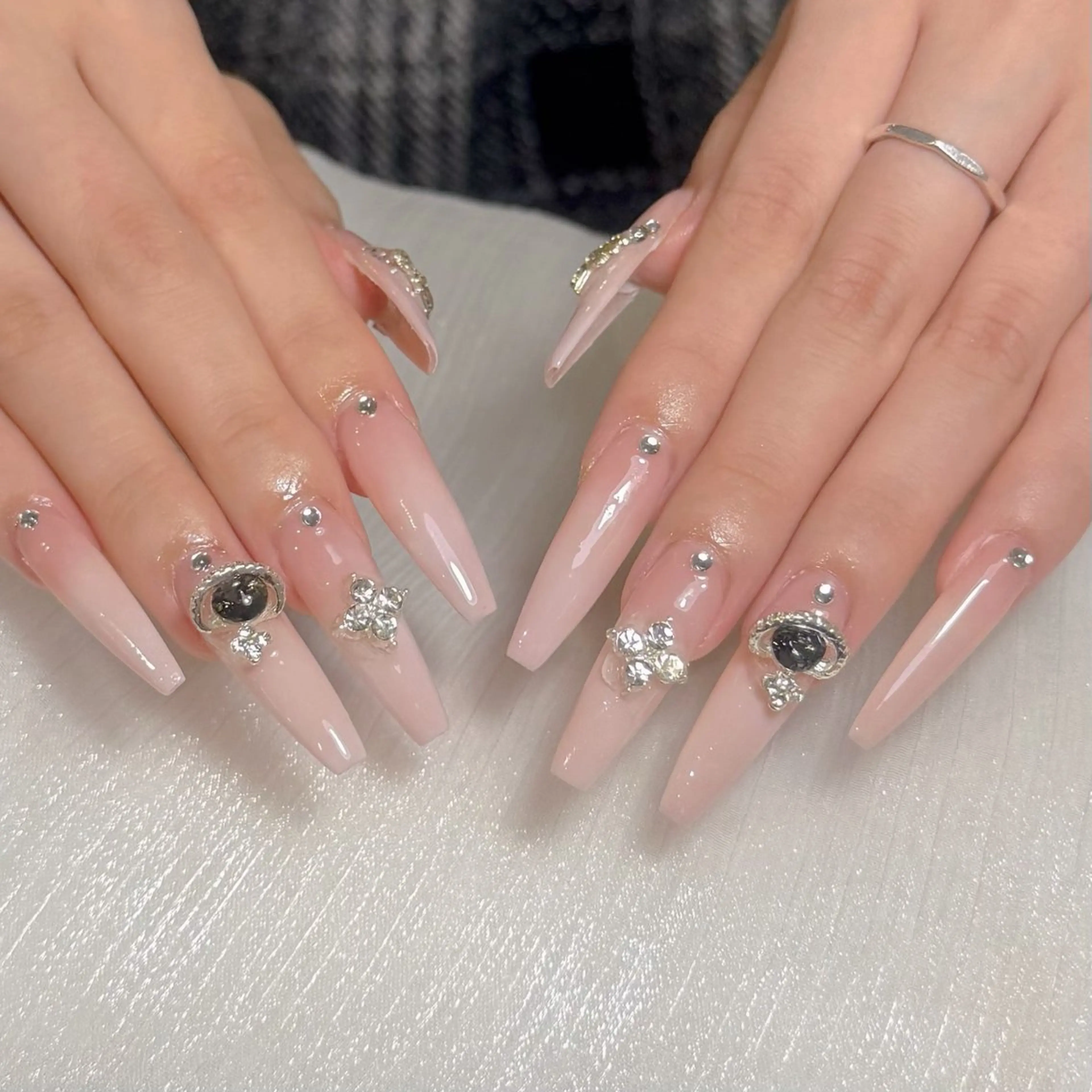 ネイル アートネイル オーロラネイル キラキラネイル 韓国ネイル マグネットネイル ハンドネイル ハンドケア DIAMOND 💞のネイルデザイン