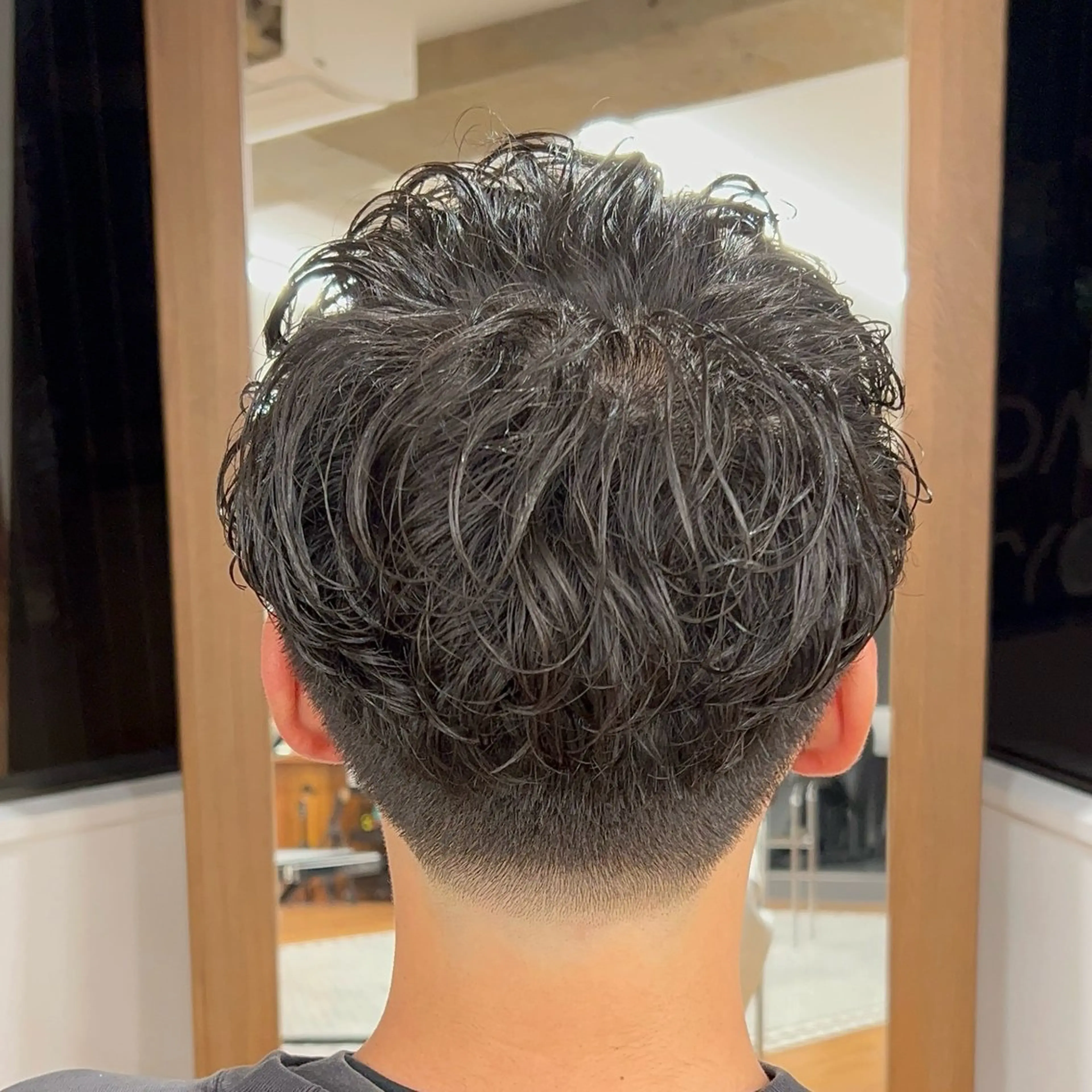 ショート パーマ メンズ フェードカット スペインカール カット パーマ メンズカット✂️ スキンフェード伊藤陸のヘアスタイル