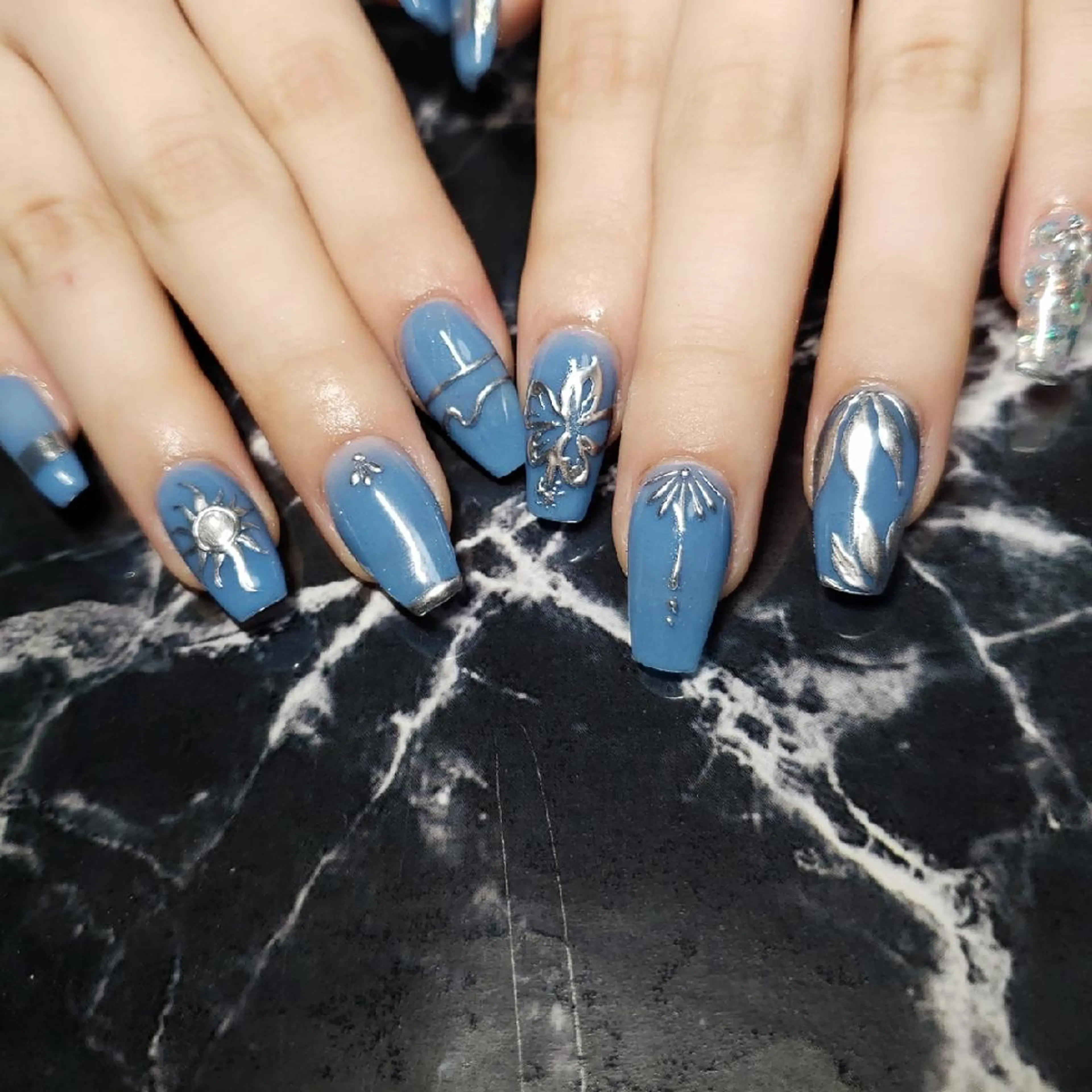 ミディアム ネイル アートネイル ハンドネイル クロキ 。のネイルデザイン