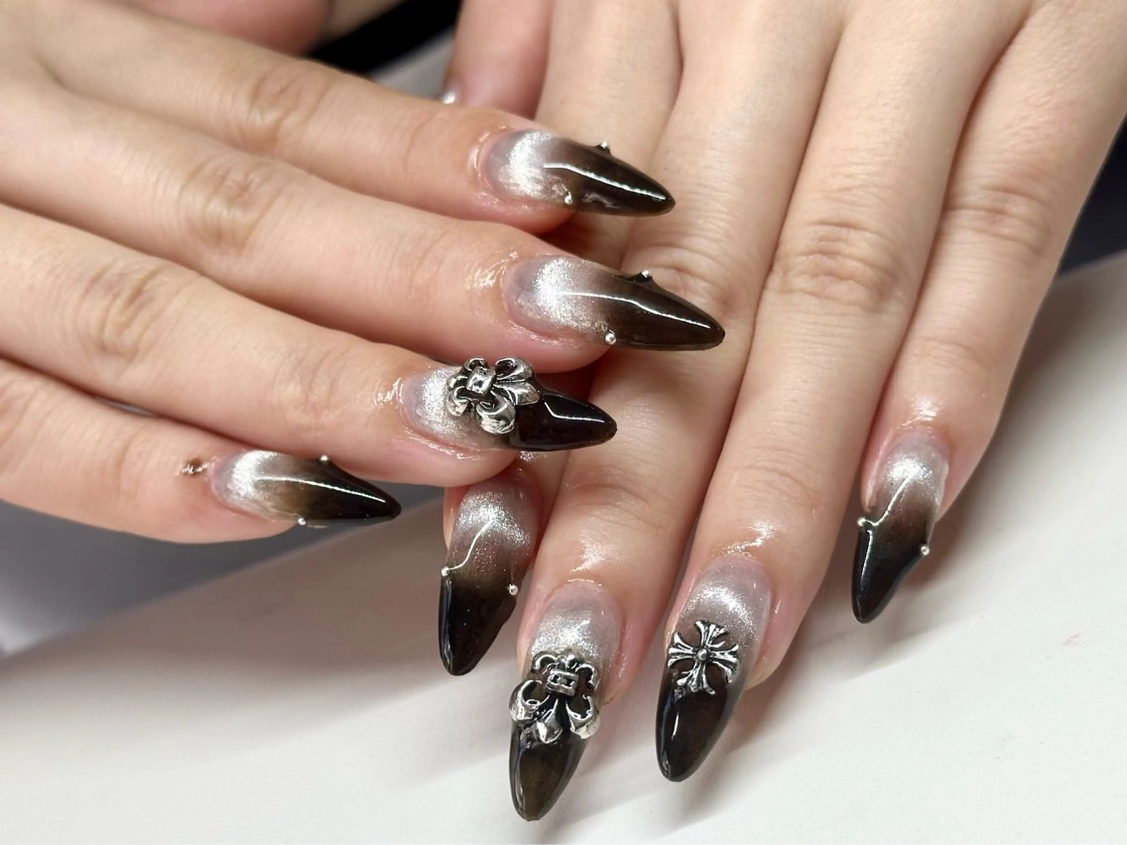 ネイル チークネイル 長さ出し ガーリー 韓国ネイル マグネットネイル MEest Beauty Studio所属・Junn Nailのネイルデザイン