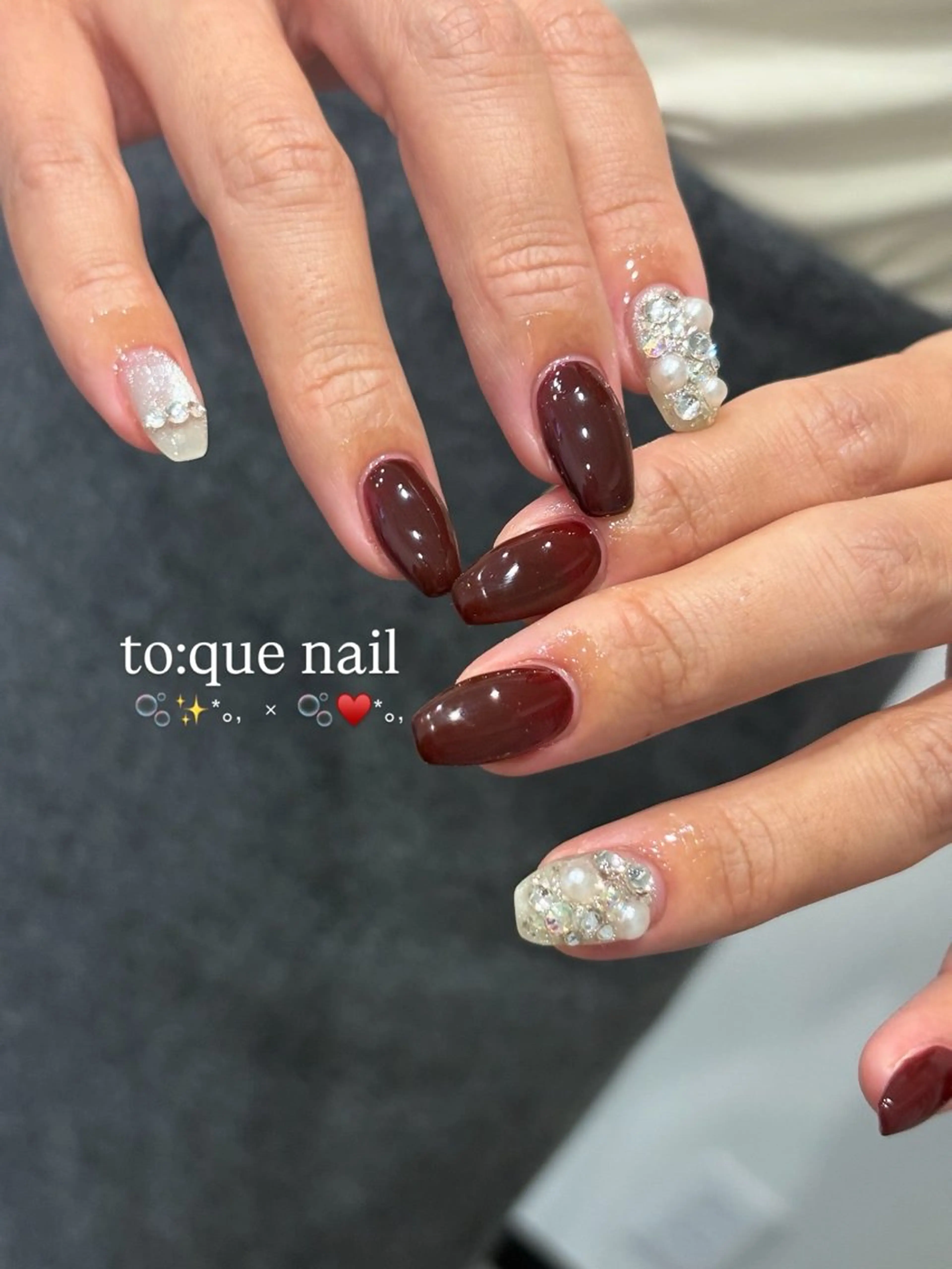 ネイル ボルドー ジェルネイル キラキラネイル パラジェル 冬ネイル ハンドネイル to:que(トーク)所属・本町🤍ちゅるん 自爪育成✨🤍のネイルデザイン