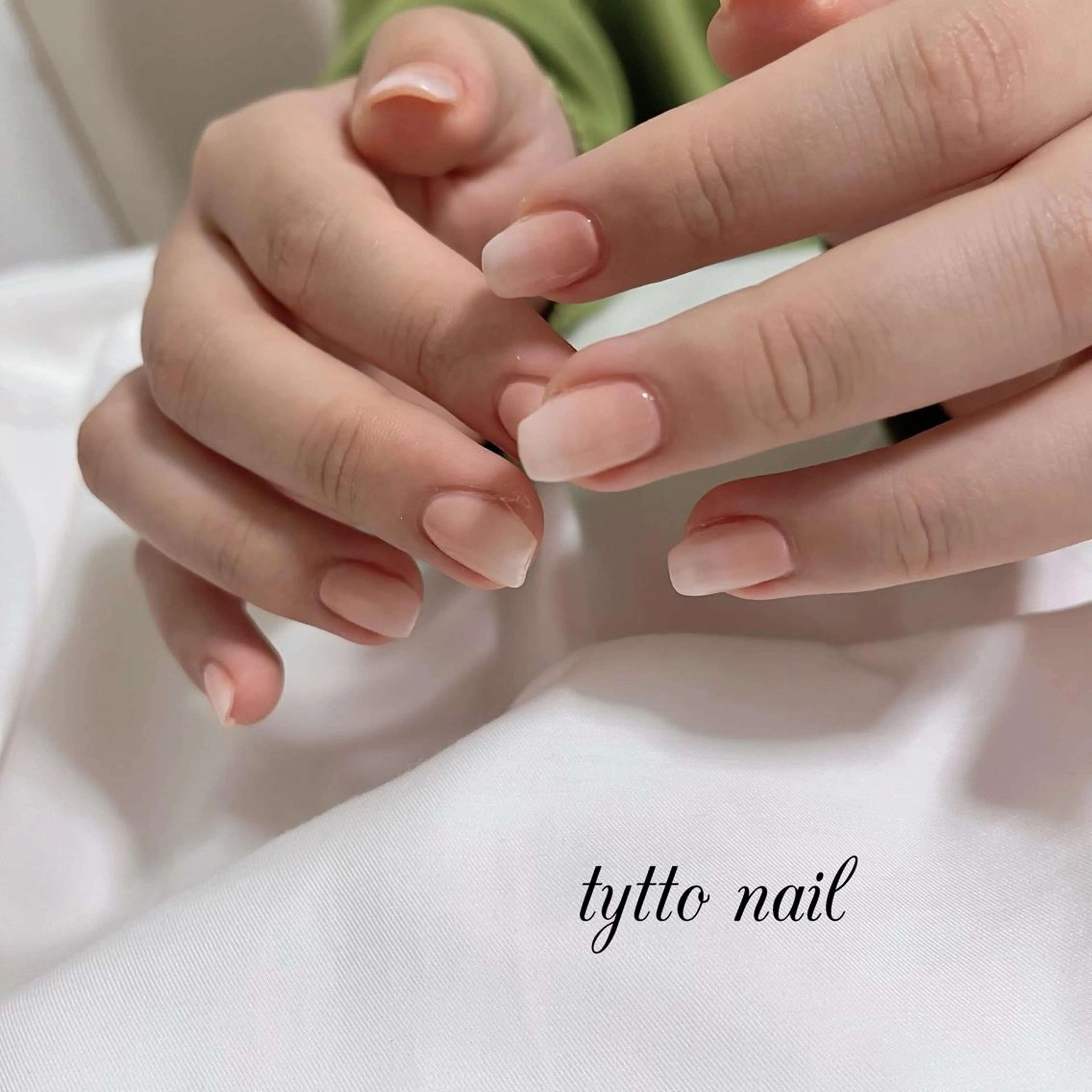 ネイル グラデーション オフィスネイル ピンク シンプルネイル ホワイト ハンドネイル tytto nail ❤︎‪‪eri‪‪のネイルデザイン