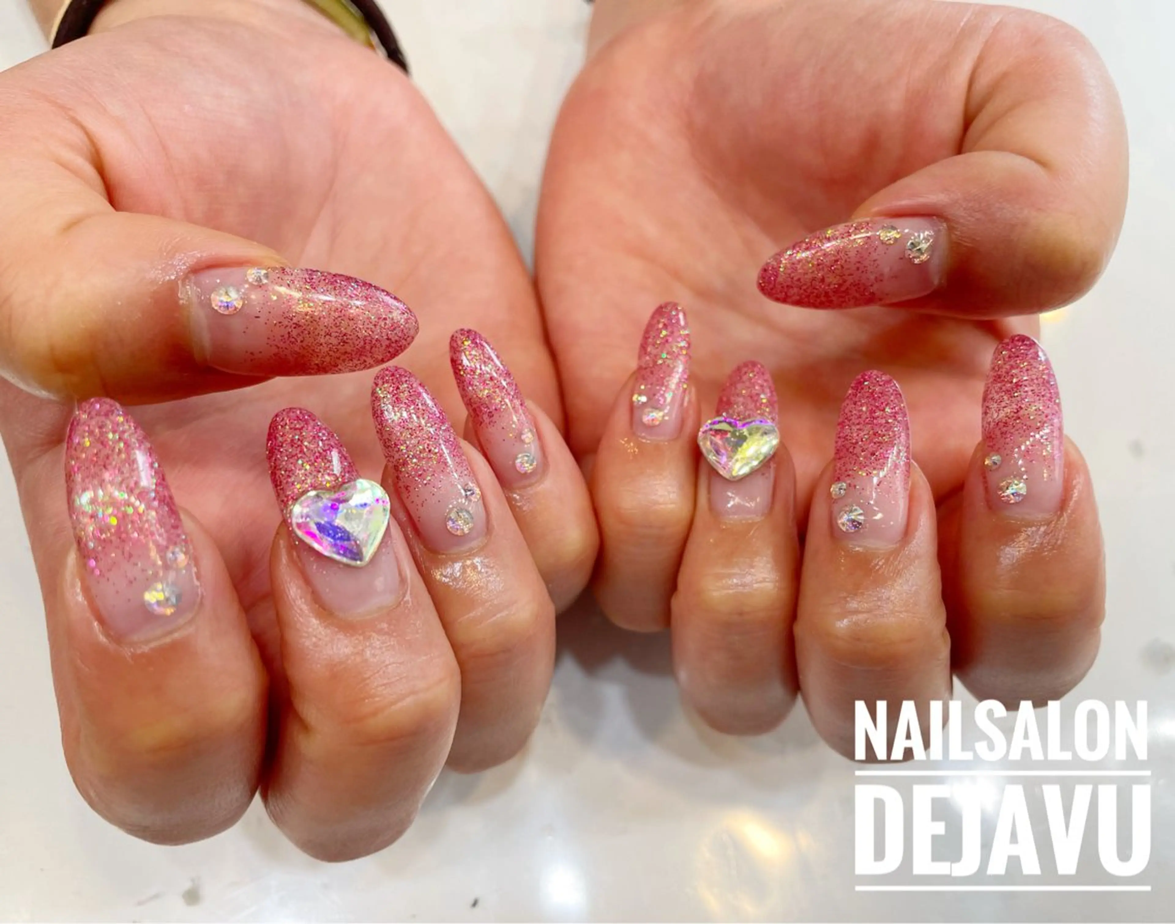 ネイル グラデーション ストーンネイル ハンドネイル Dejavu所属・Nail salon Dejavu 🌿のネイルデザイン