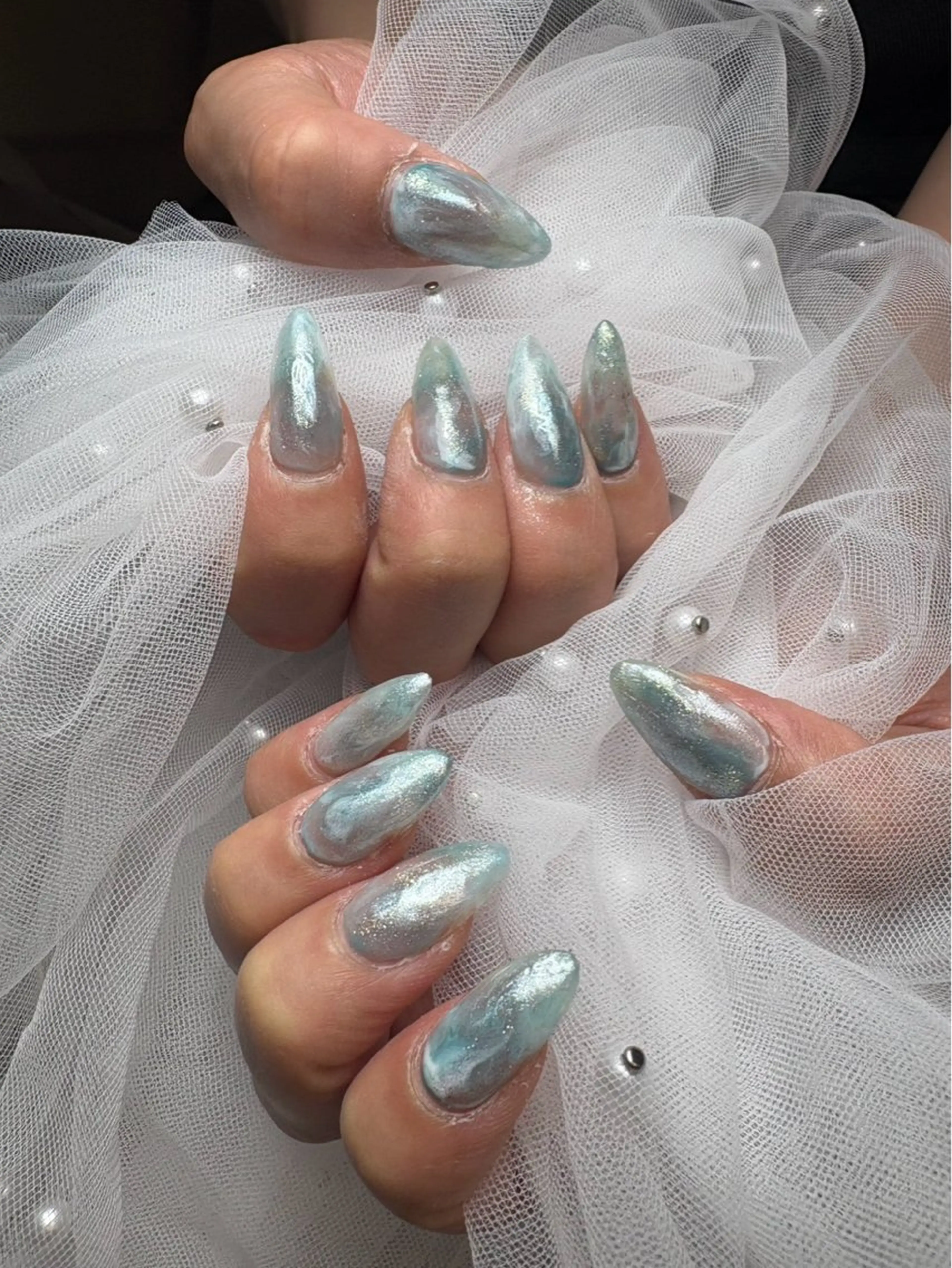 ネイル アートネイル 水色 ニュアンスネイル 三本 綾奈のネイルデザイン