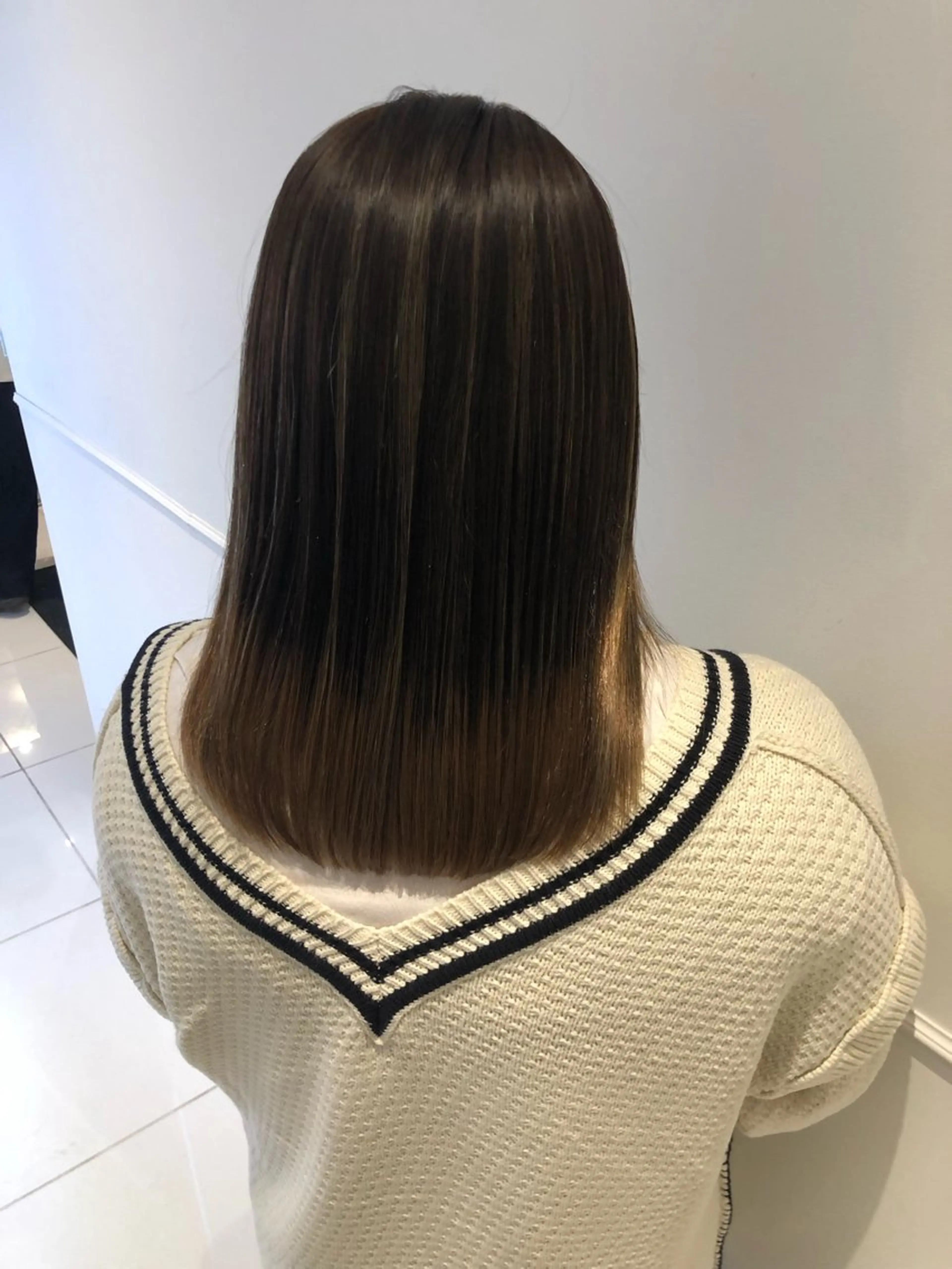 セミロング カラー ブリーチ無し白髪ぼか し/艶髪/津嘉山のヘアスタイル