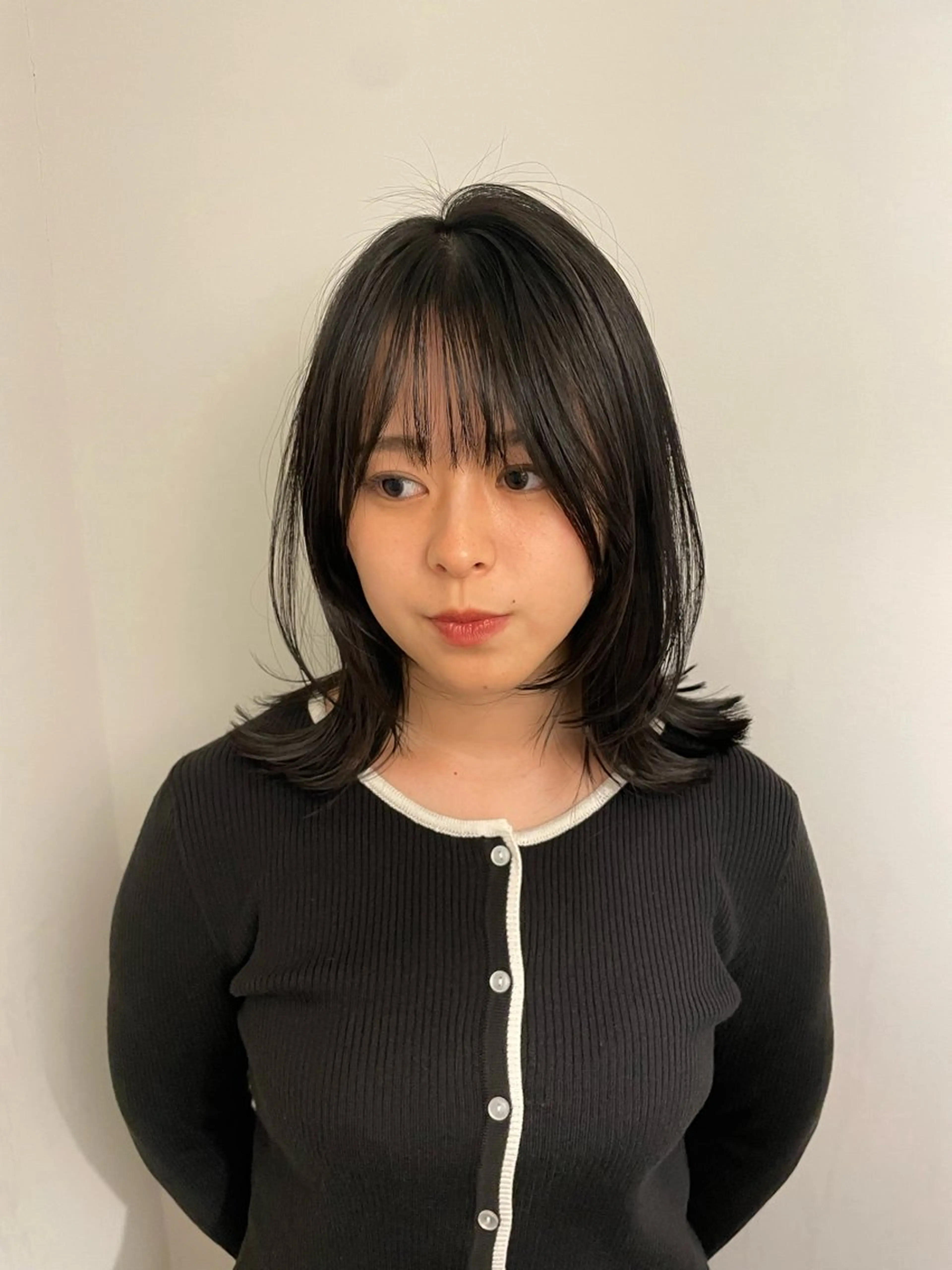 ミディアム カラー 黒髪 ナチュラルブラック 顔まわりレイヤー レイヤーカット yu-kaハッシュ カット/韓国レイヤーのヘアスタイル