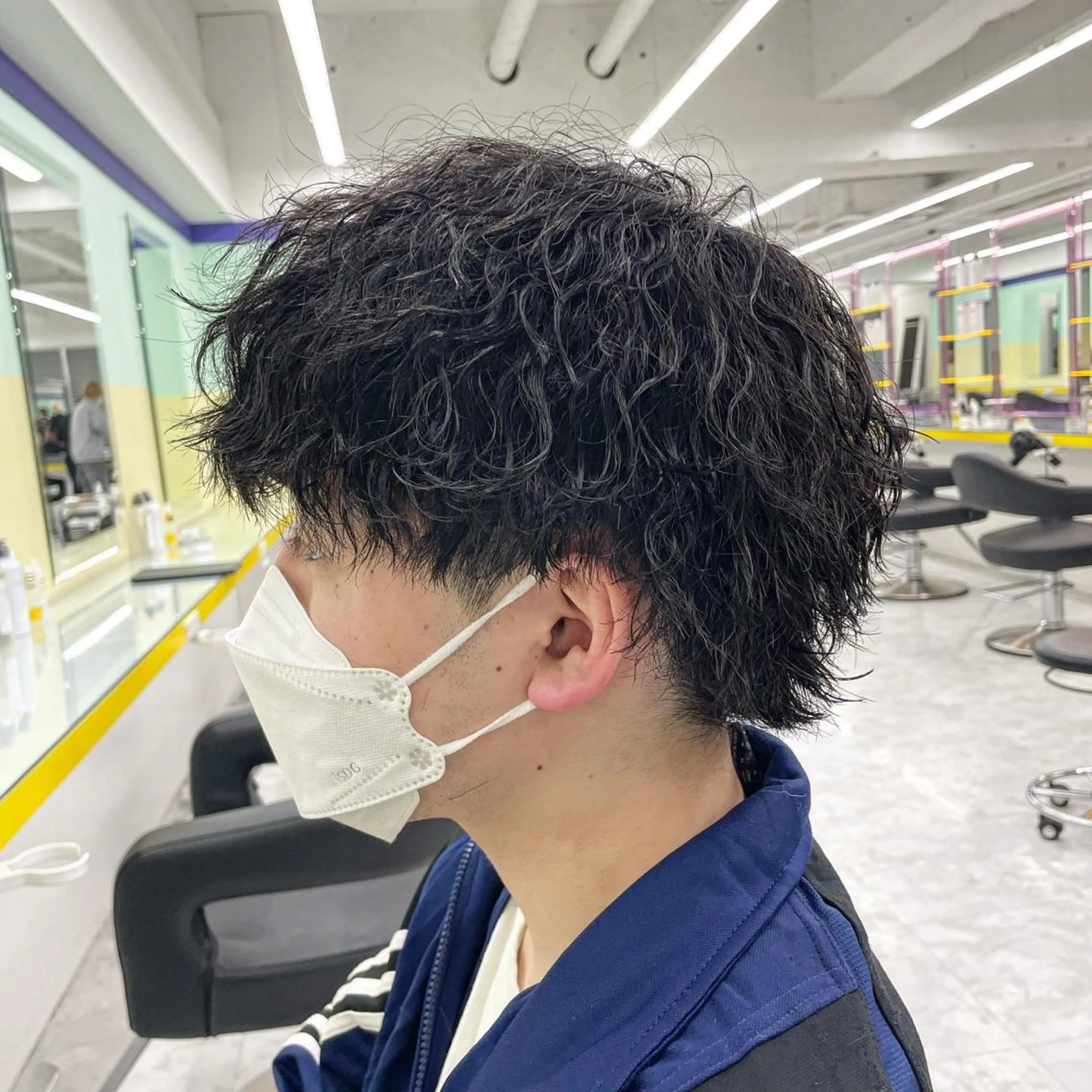 ミディアム パーマ ヘアアレンジ メンズ ミディアムパーマ メンズパーマ 顔まわりカット の達人のヘアスタイル