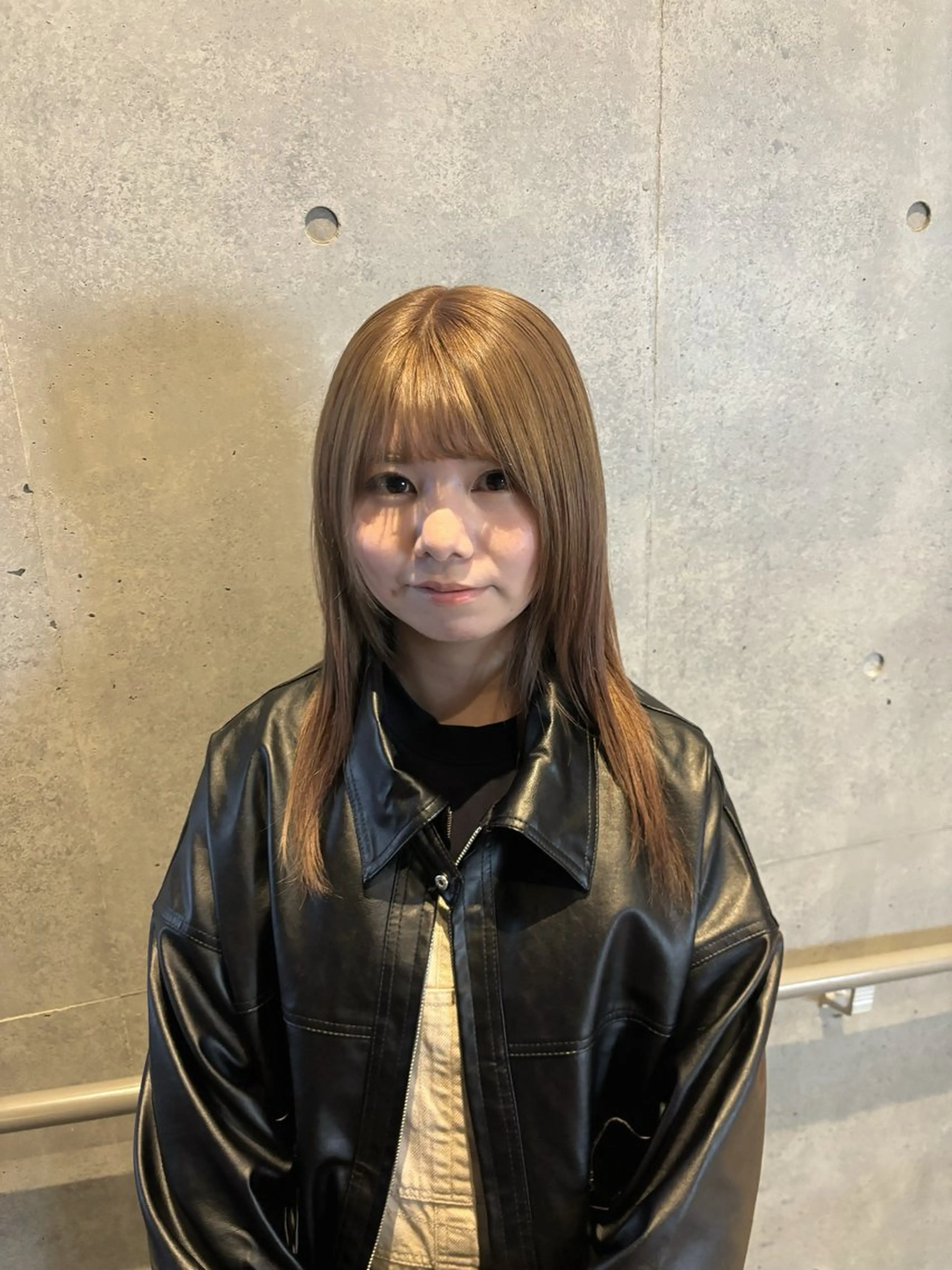 セミロング カラー ヘアカラー 一目惚れ艶ハイトーン バンド/しほのヘアスタイル