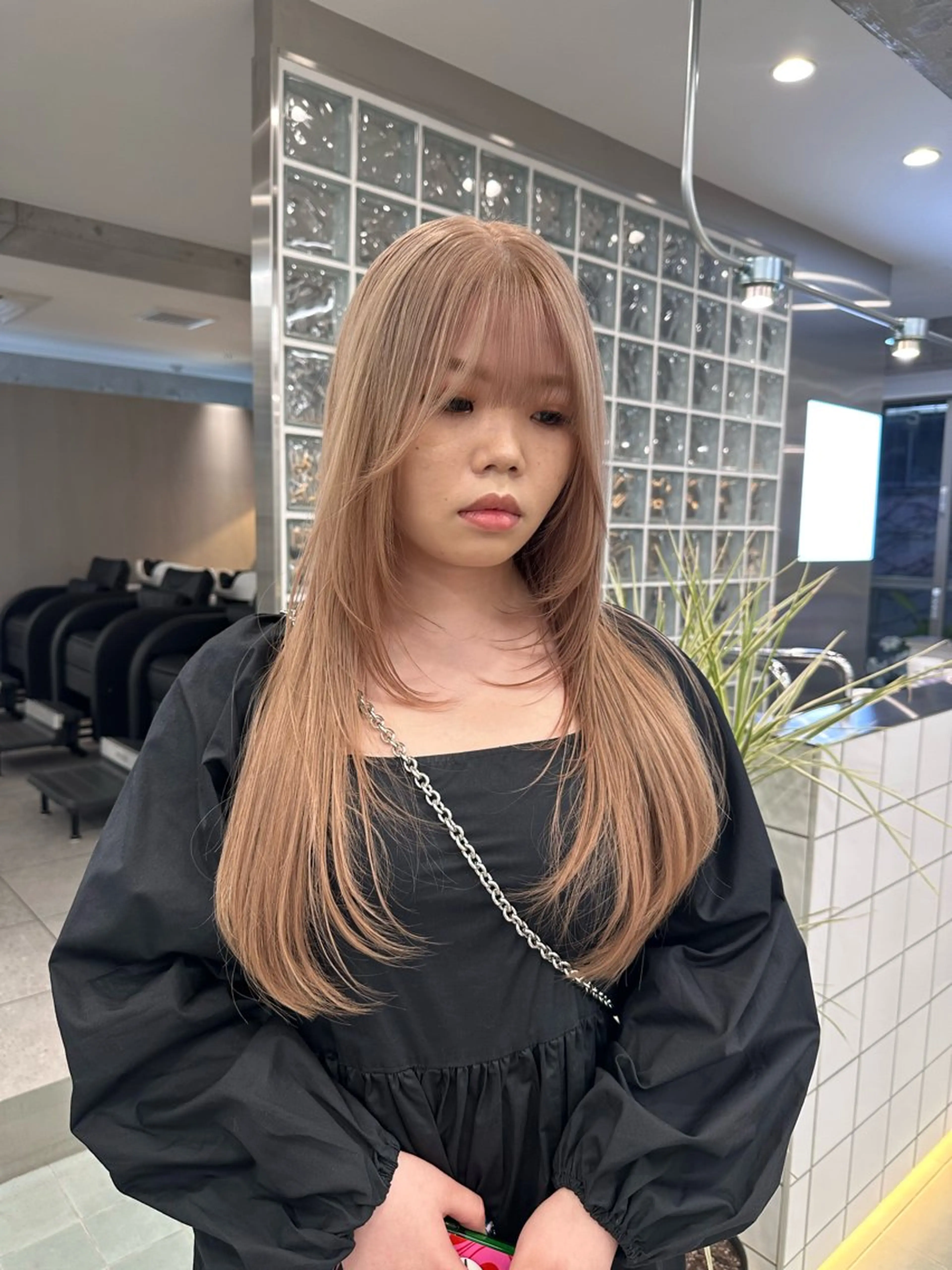 ロング 顔まわりレイヤー レイヤーカット cinq PROJECT所属・ミルクティーベージュ /三村克彦のヘアスタイル