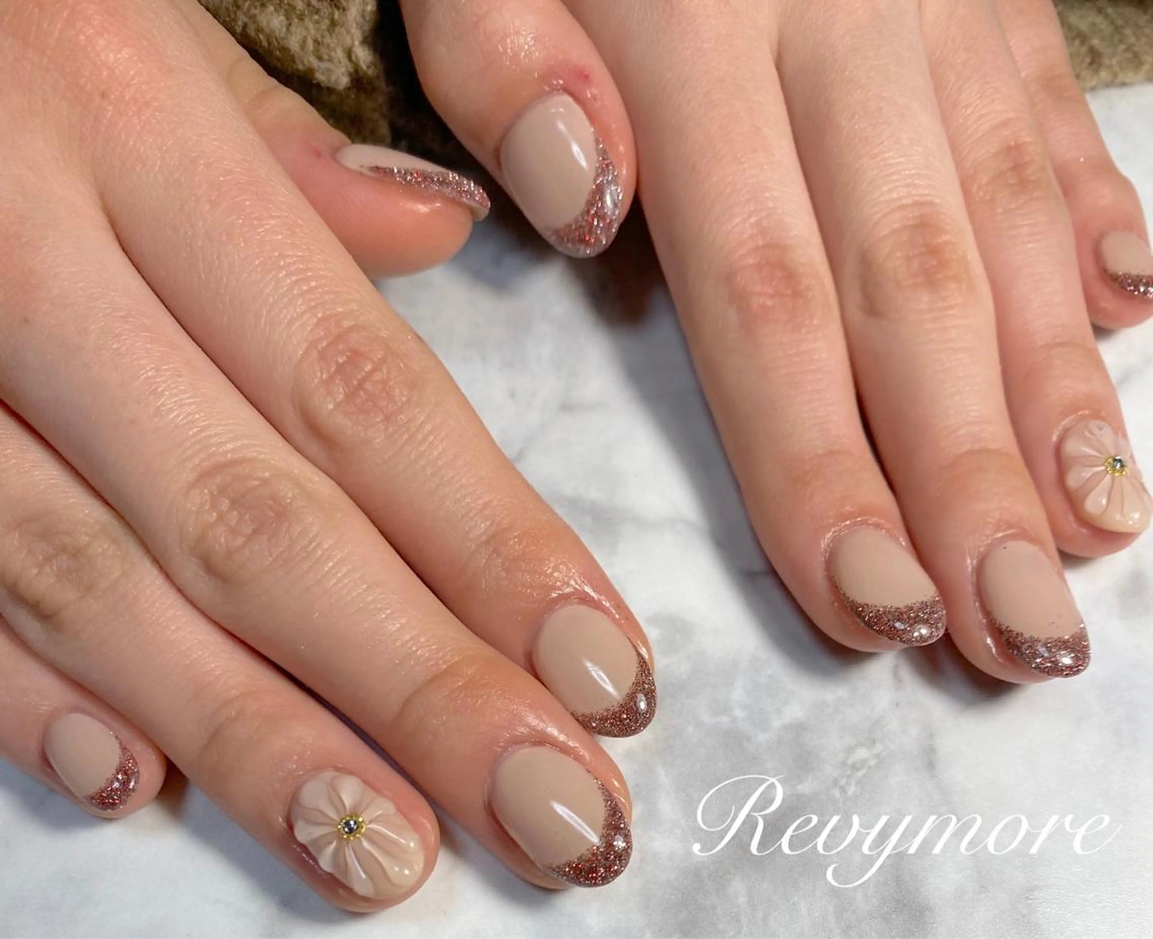 ミディアム ネイル 韓国風ヘア フラッシュネイル フラワーネイル フレンチネイル ジェルネイル nail salon Revymore所属・nail salon Revymoreのネイルデザイン