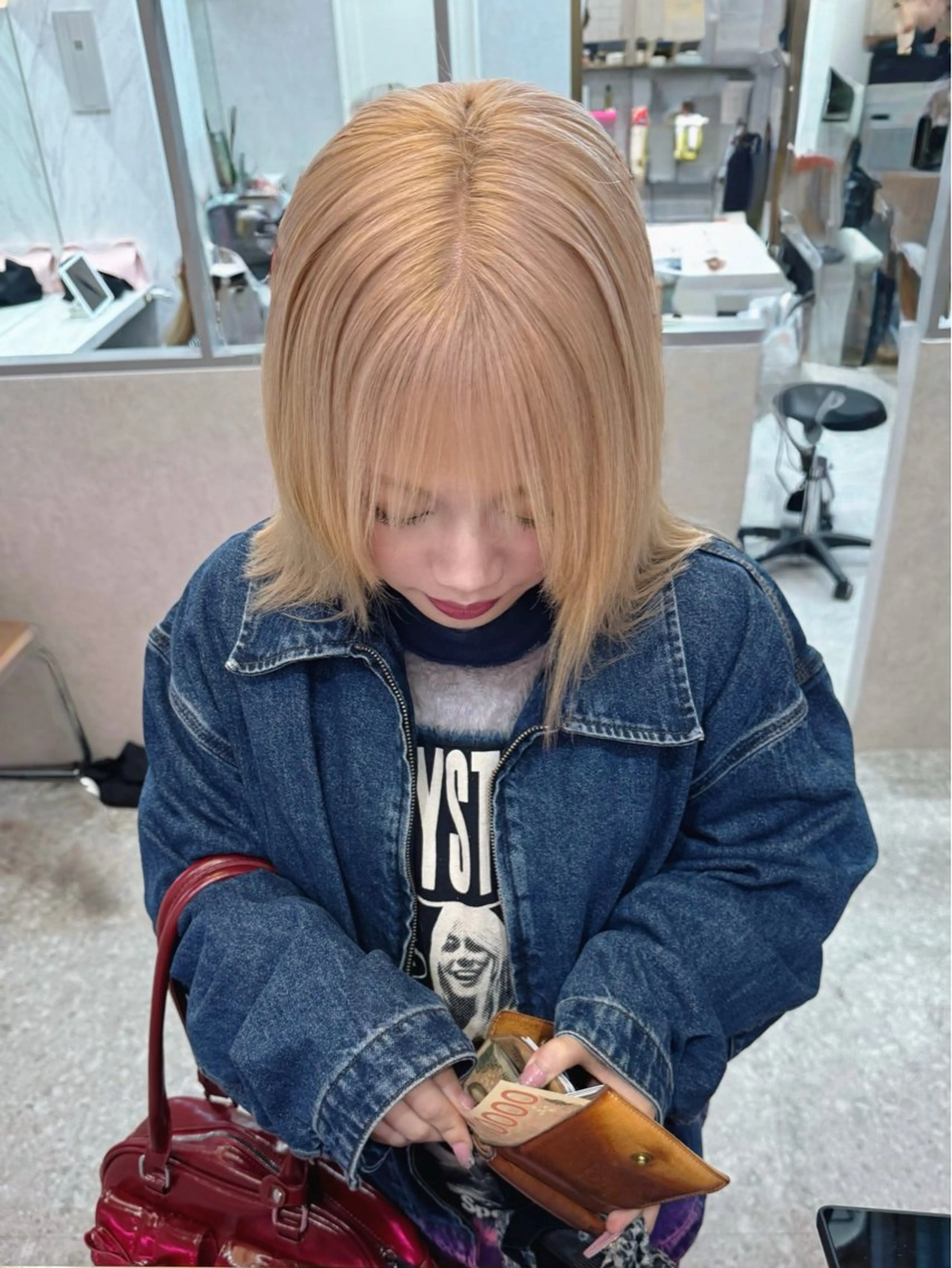 ミディアム カット ヘアカラー トリートメント karin ボブハイトーンのヘアスタイル