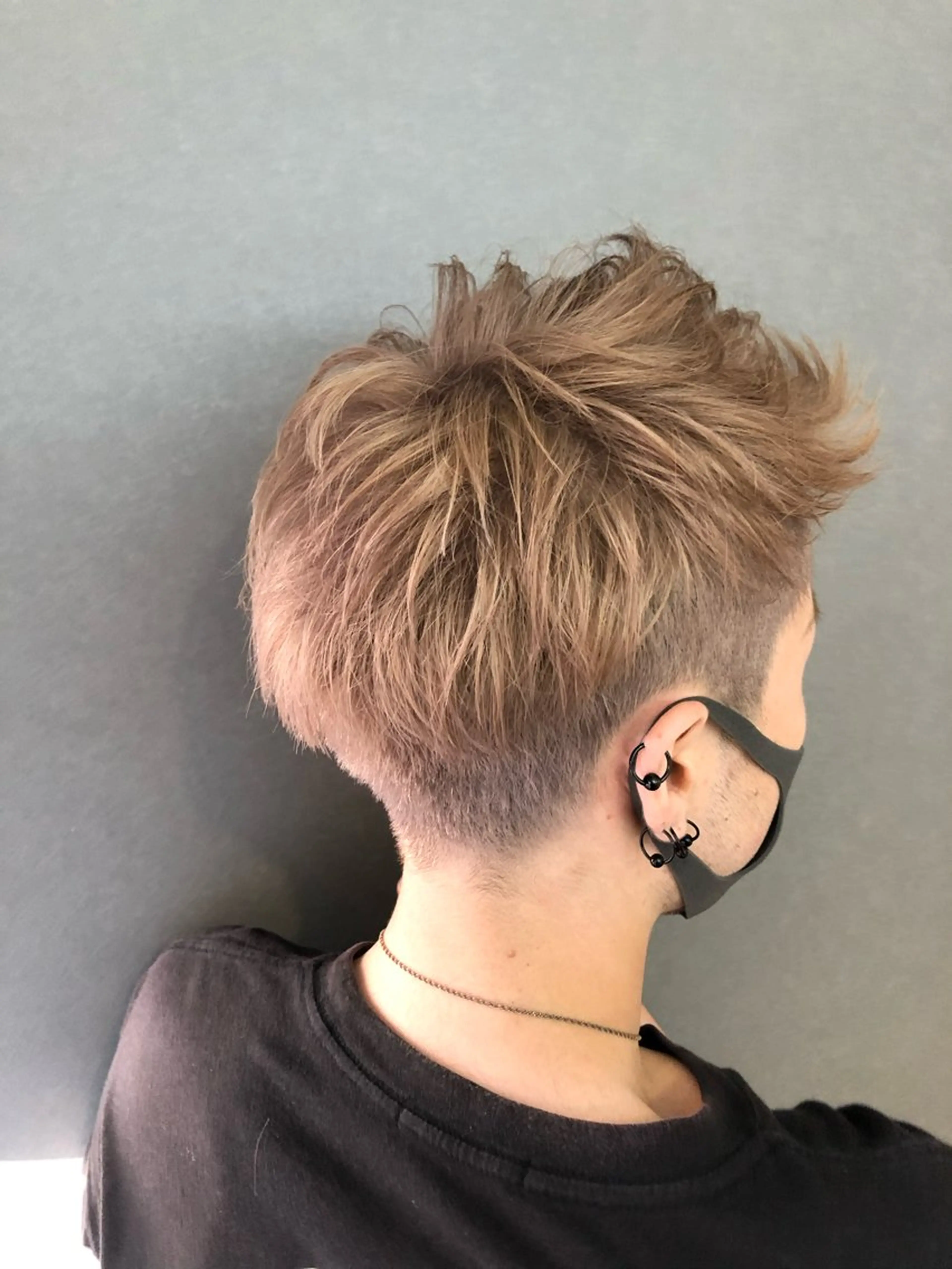 ショート カラー ベージュカラー ミルクティーベージュ カット ヘアカラー レイヤーブリーチ特化 ホワイト専門/岸のヘアスタイル