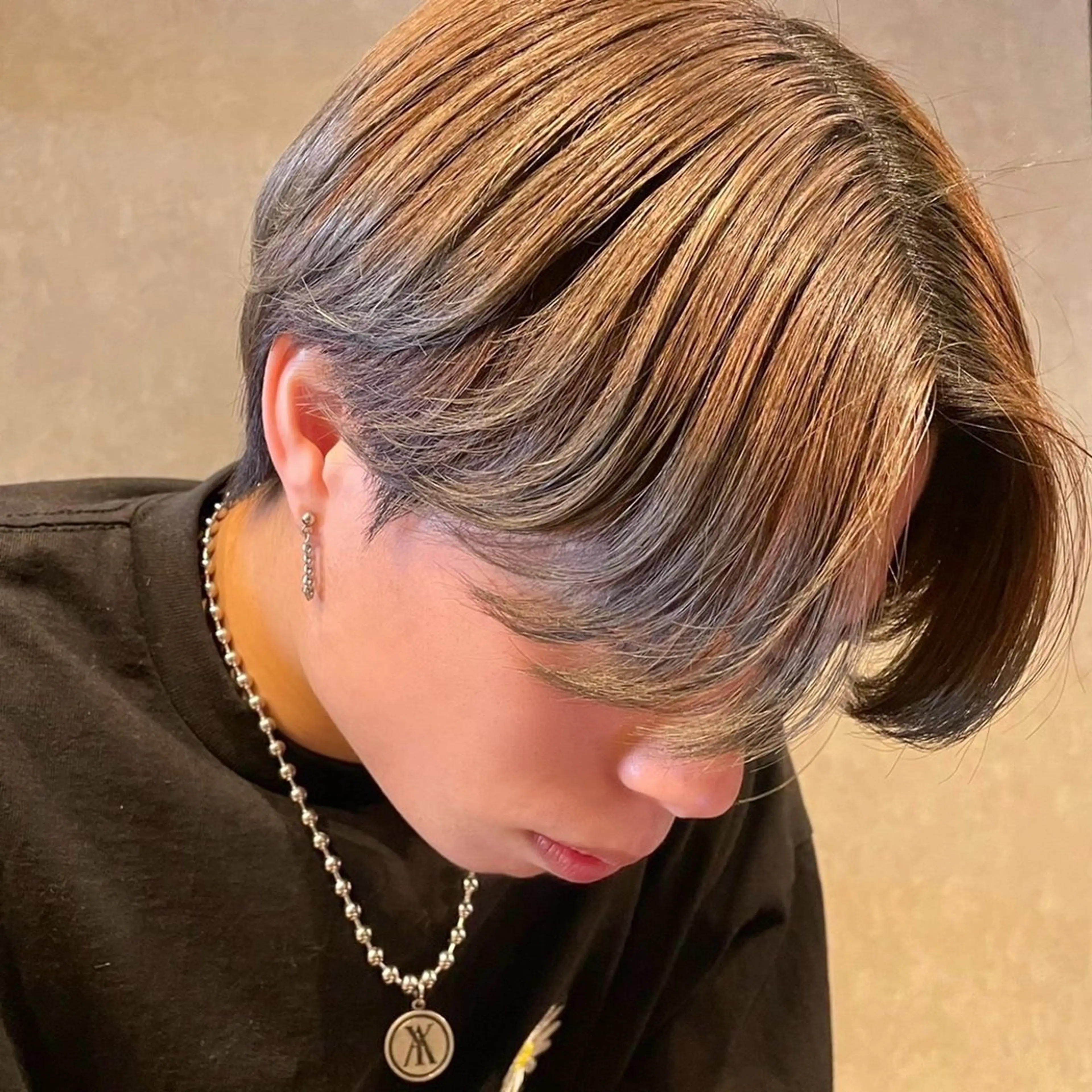 ミディアム カラー パーマ メンズ ミディアムパーマ センターパート メンズパーマ 刈り上げ ニュアンスパーマ カット Shin 三重鈴鹿 /メンズ韓国ヘアのヘアスタイル